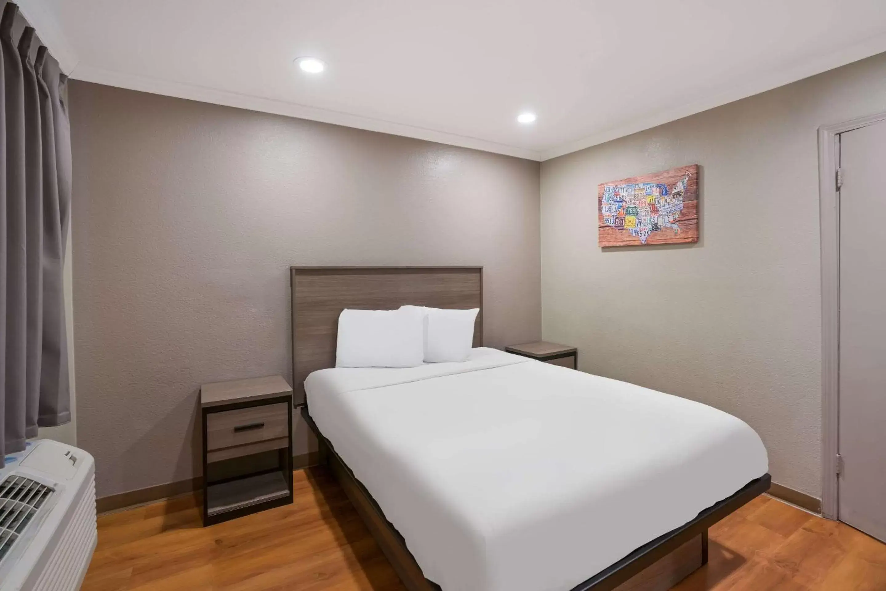 Bedroom, Bed in Econo Lodge Bedroom, Bed in Econo Lodge