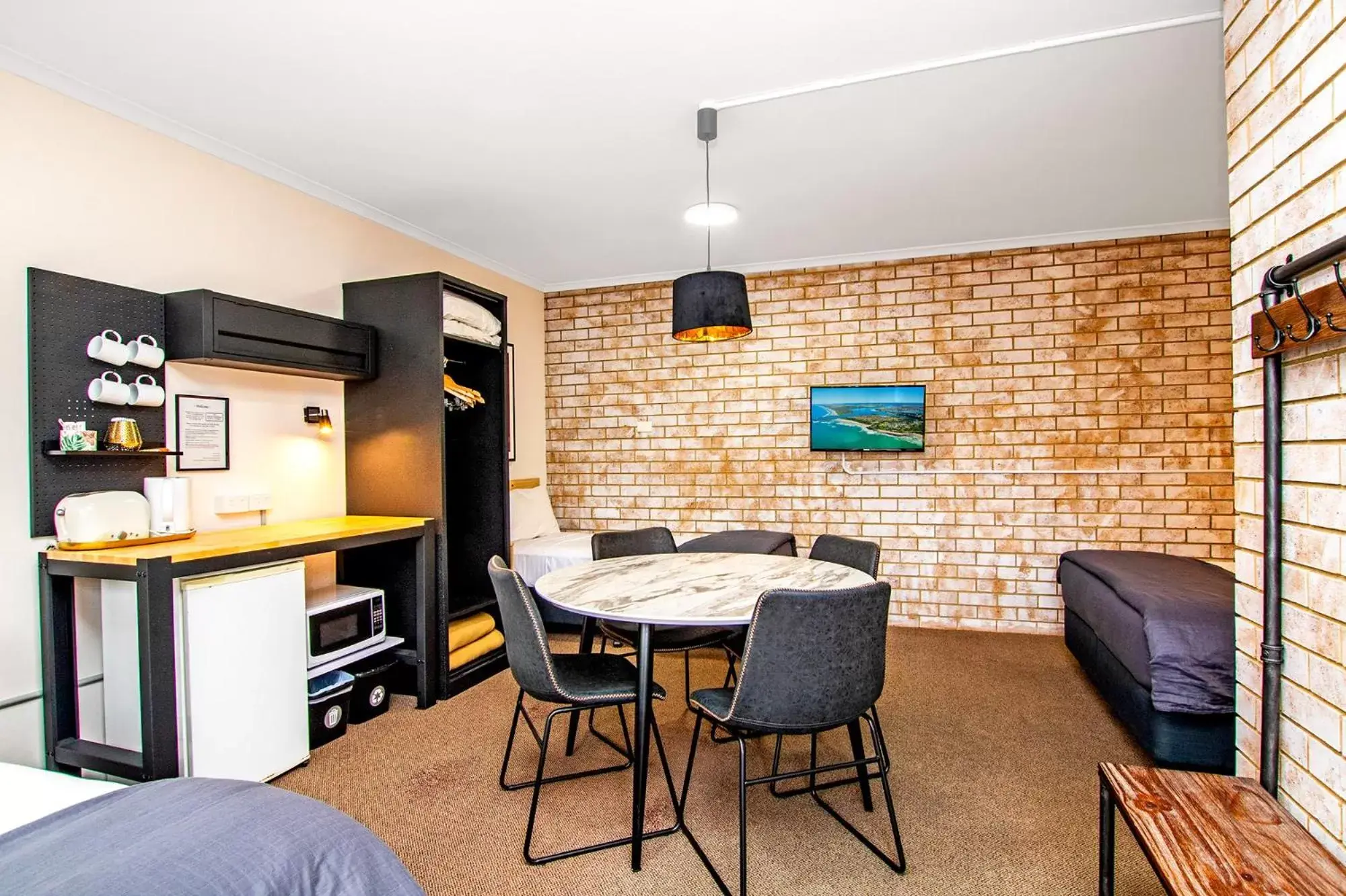 Photo of the whole room, Dining Area in River Street Motel