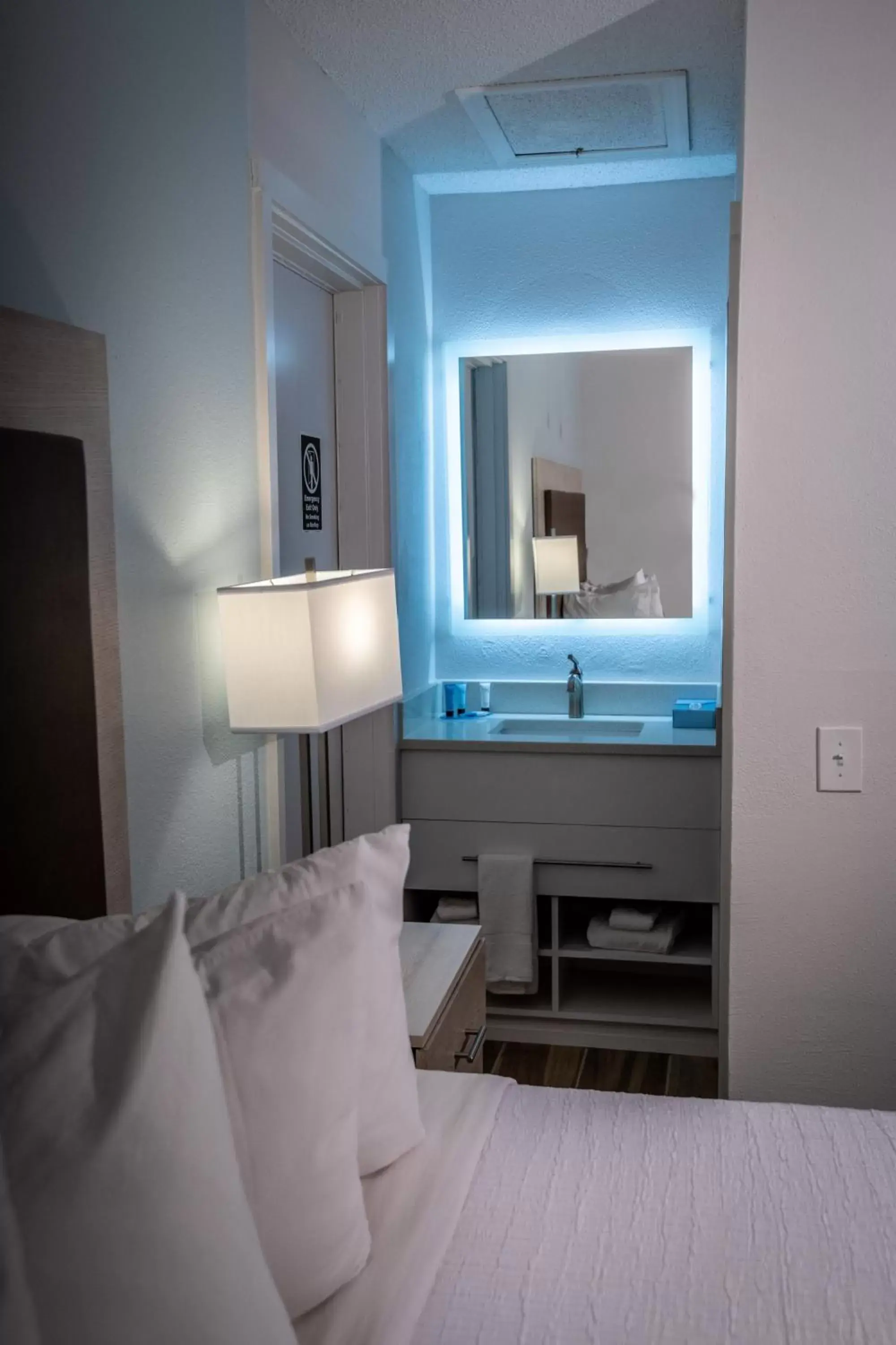 Bathroom, Bed in Palmera Inn and Suites
