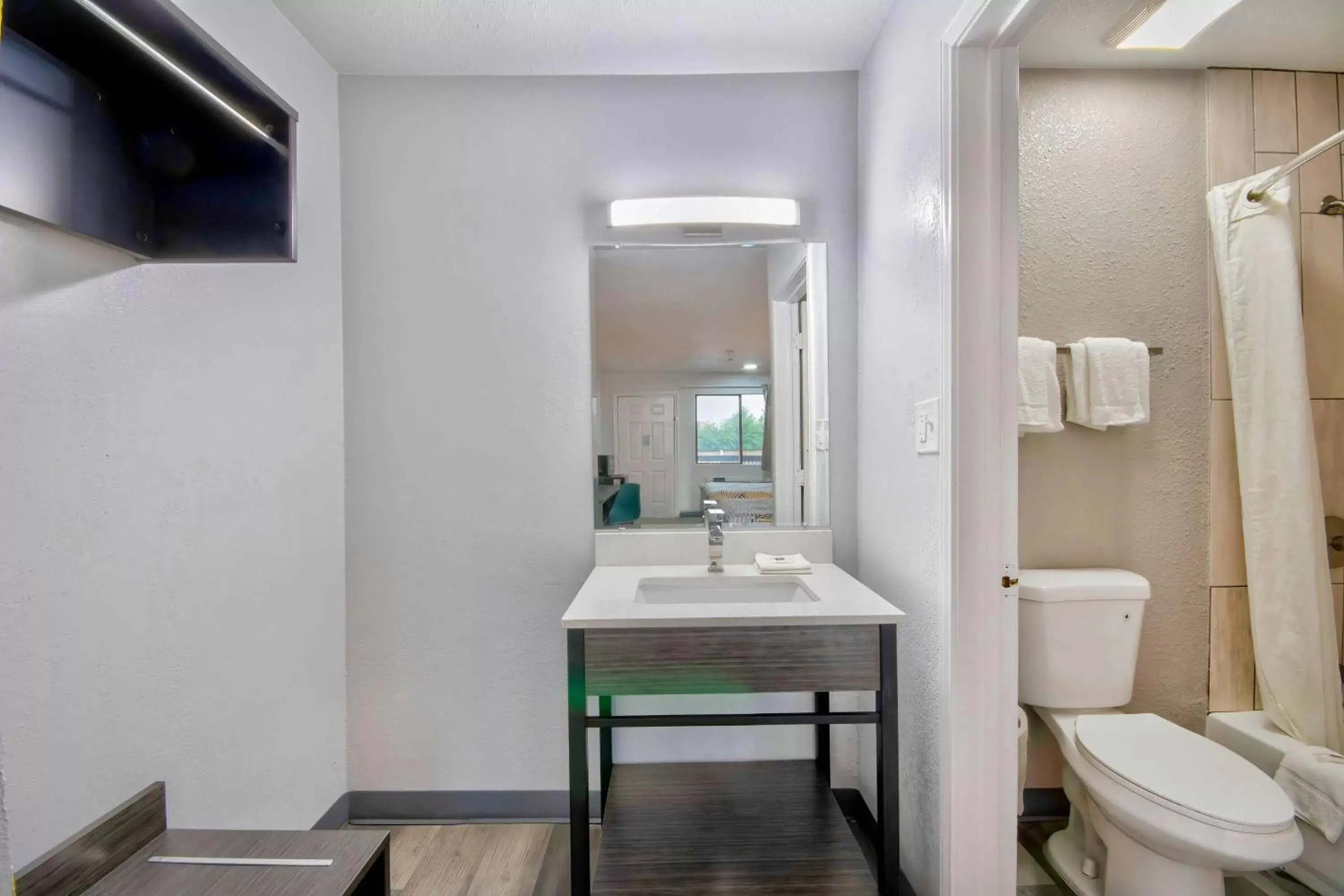 Bedroom, Bathroom in Motel 6 Texarkana, TX