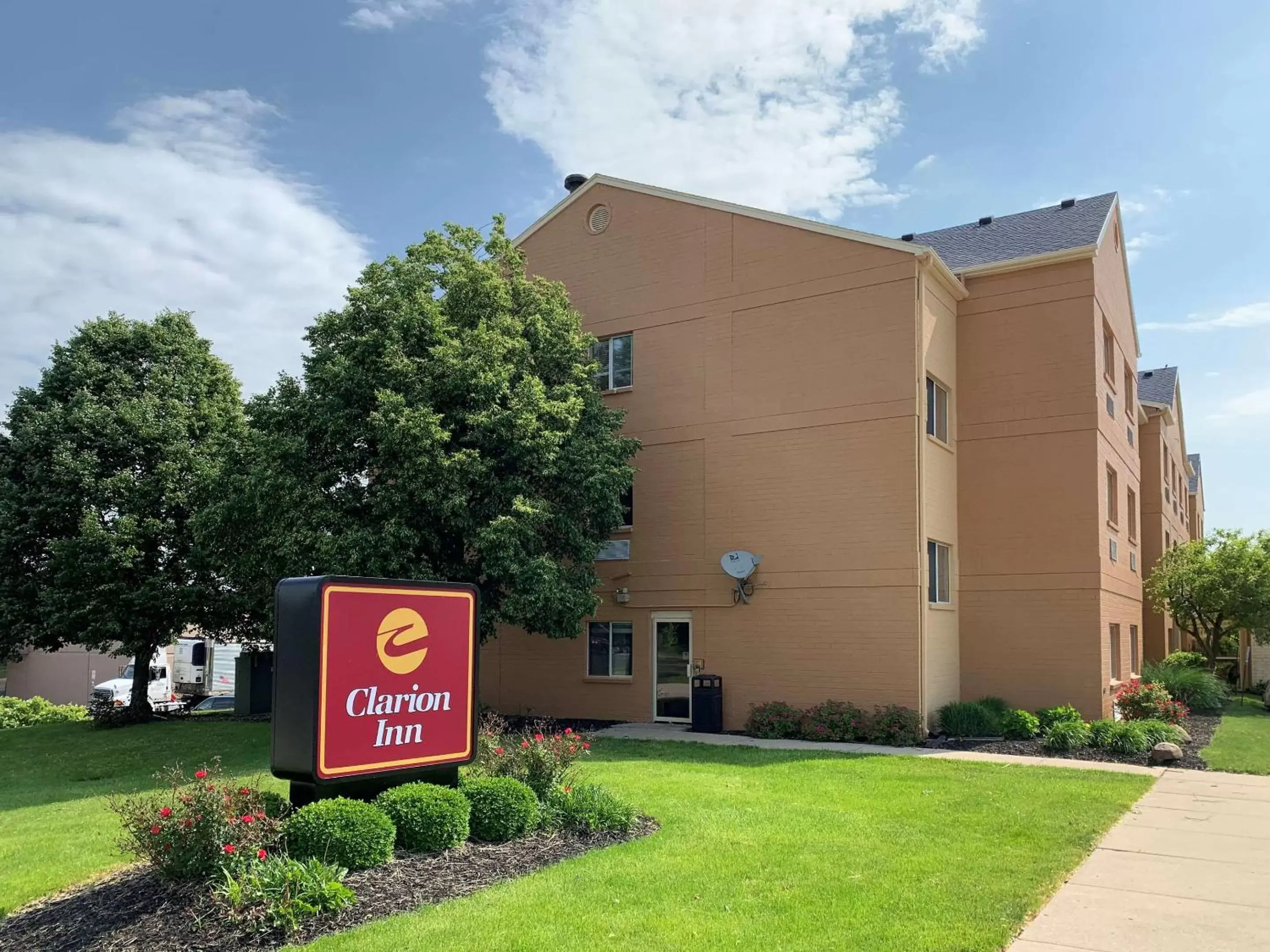 Property Building in Clarion Inn near Wright Patterson - Dayton