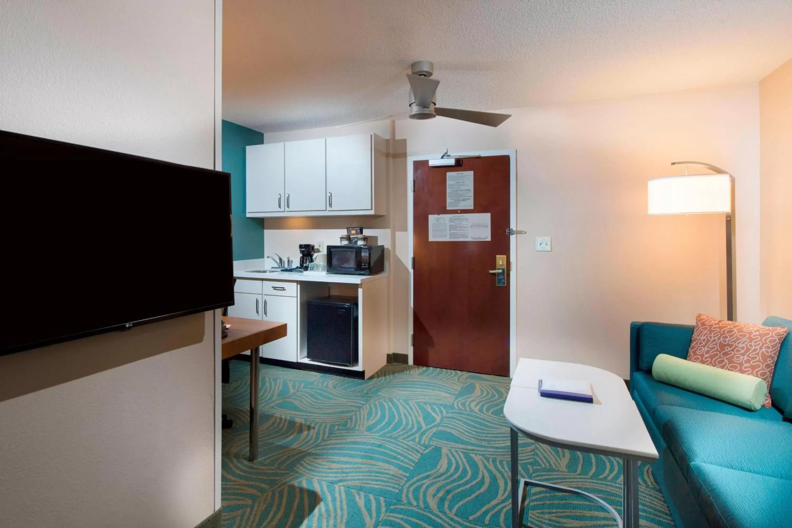 Living room, Kitchen/Kitchenette in SpringHill Suites by Marriott Atlanta Alpharetta