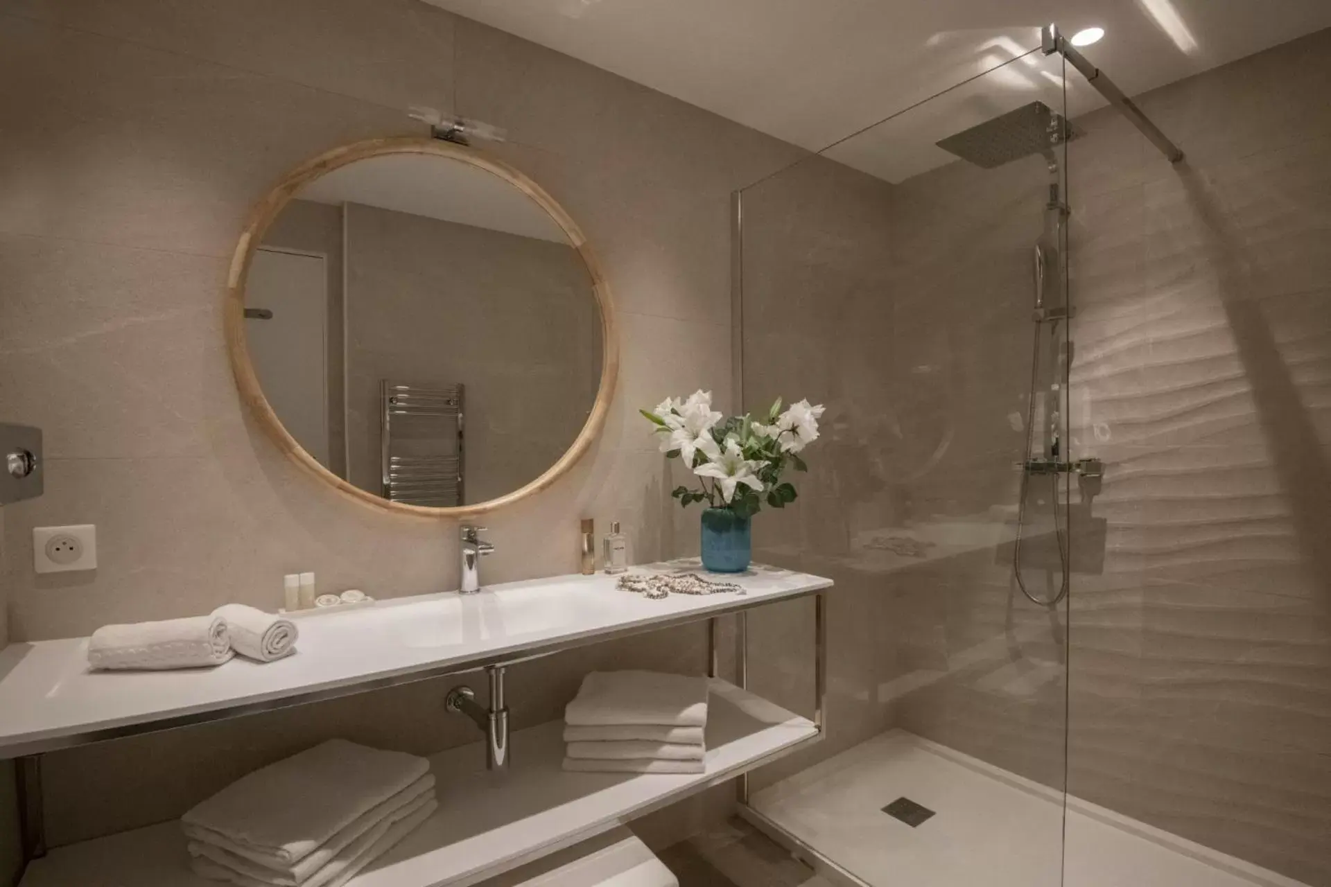 Bedroom, Bathroom in Hotel Chambord