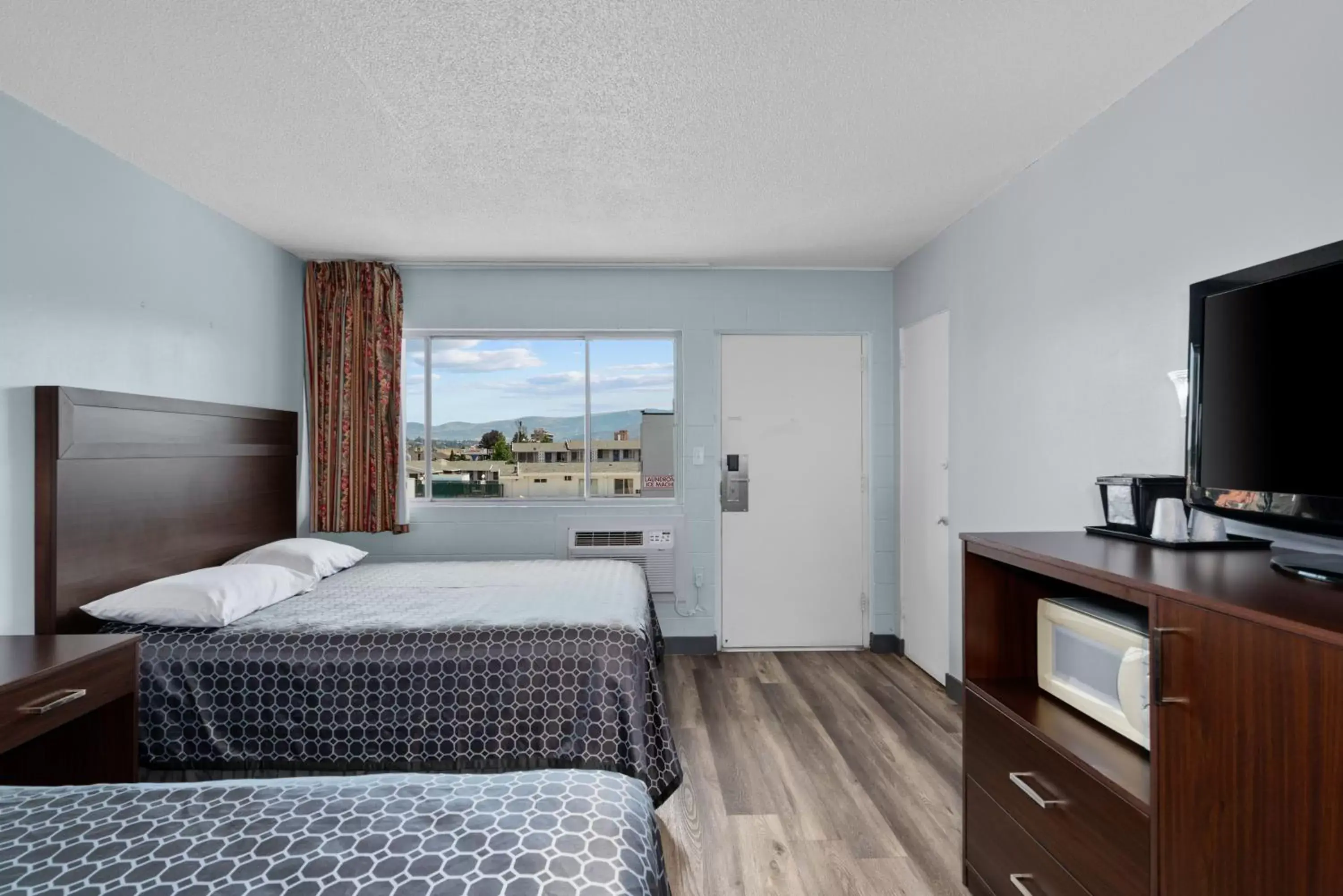 Bedroom, TV/Entertainment Center in Holiday Lodge Wenatchee