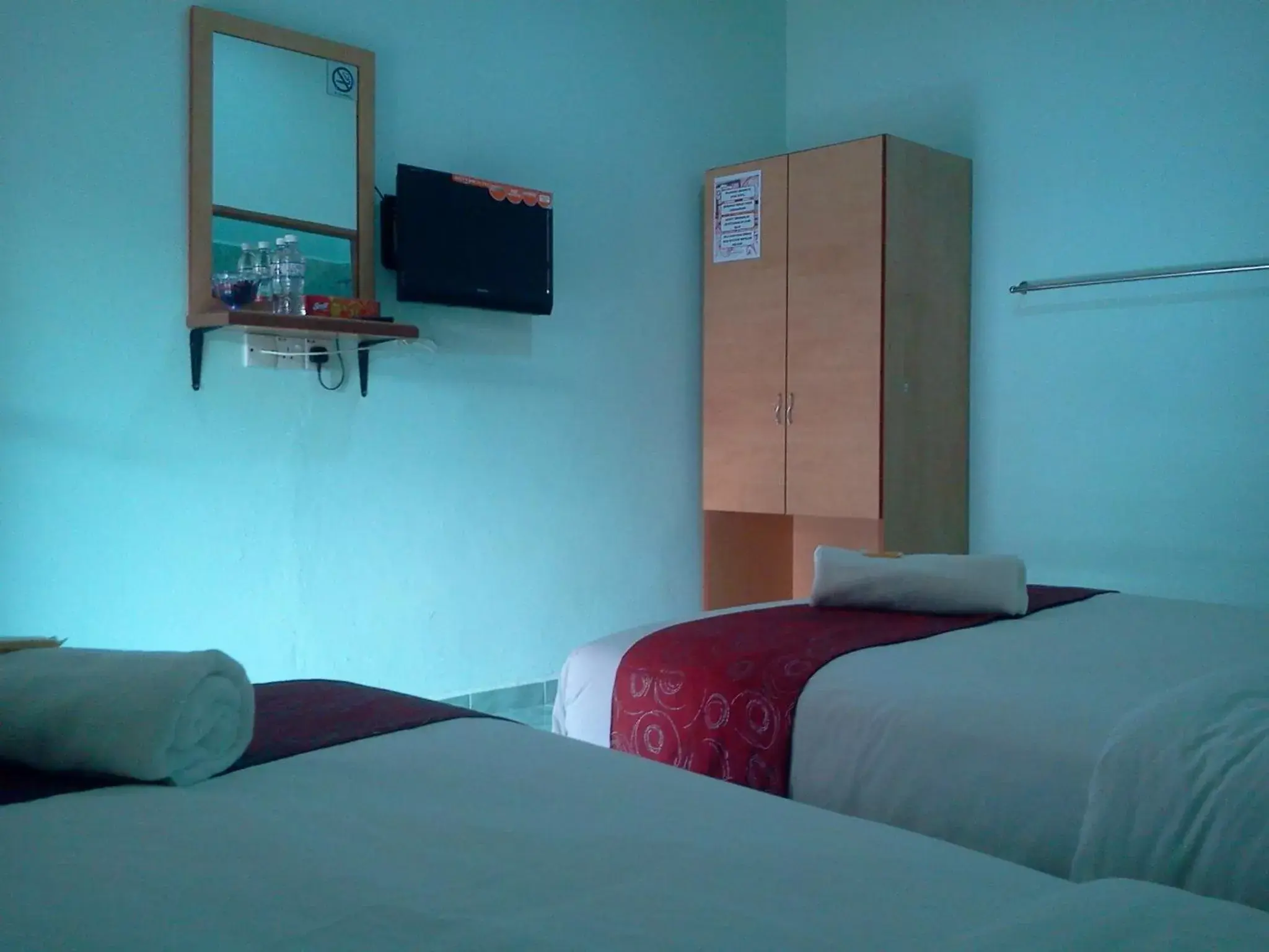 Photo of the whole room, Bed in Rose Inn Motel