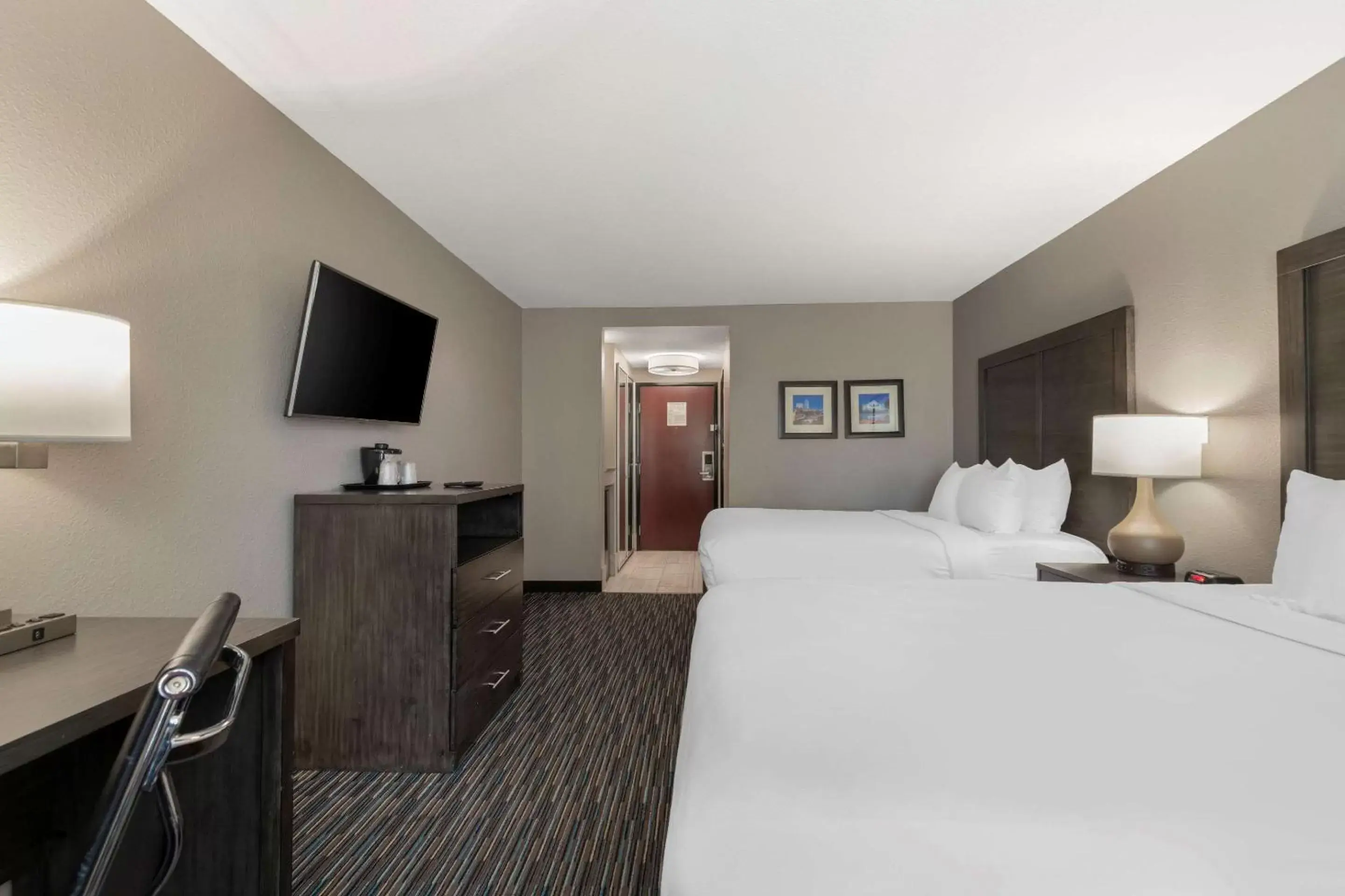 Bedroom, Bed in Comfort Inn & Suites Near Medical Center Bedroom, Bed in Comfort Inn & Suites Near Medical Center