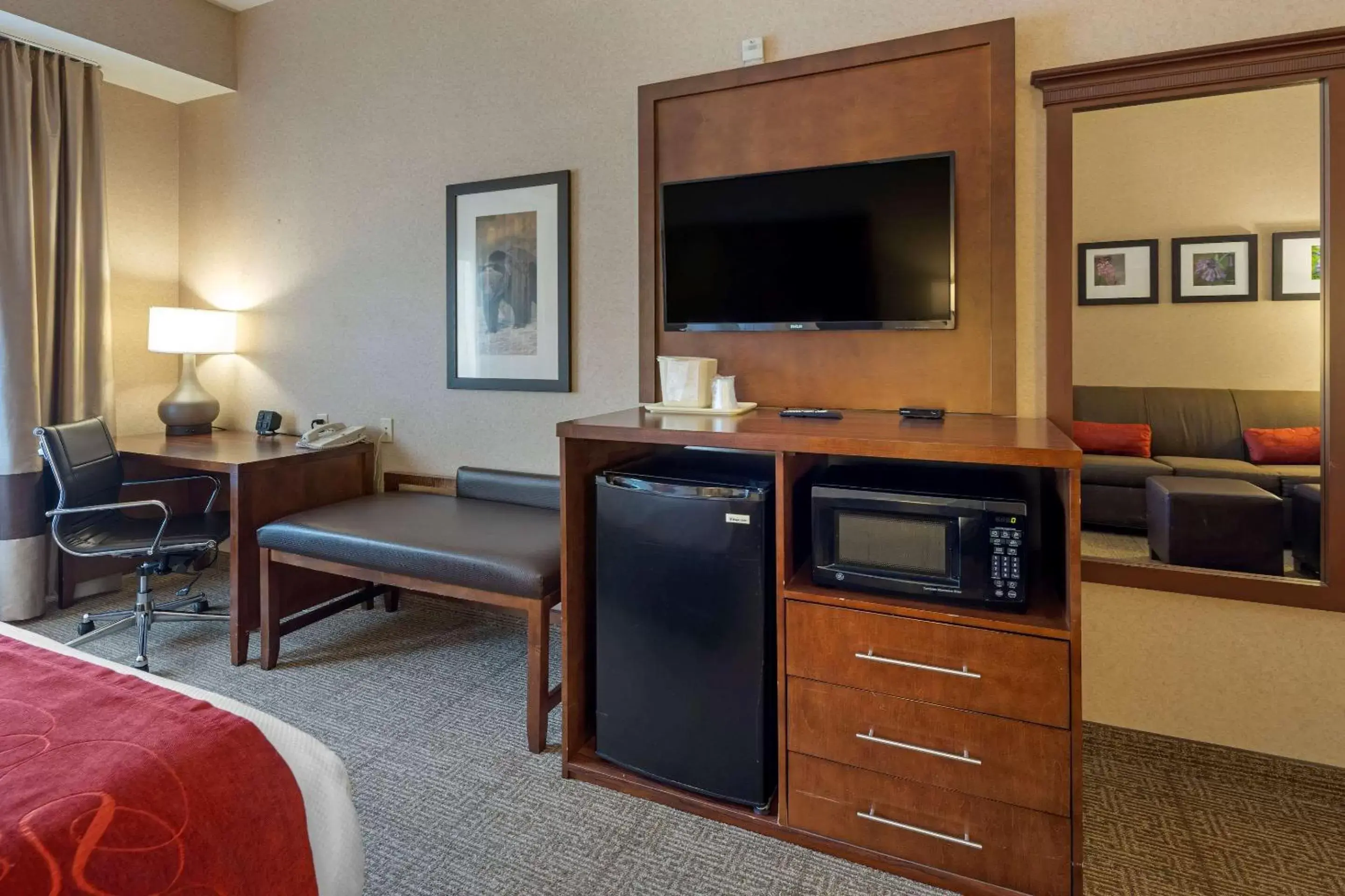 Photo of the whole room, TV/Entertainment Center in Comfort Suites Anchorage International Airport