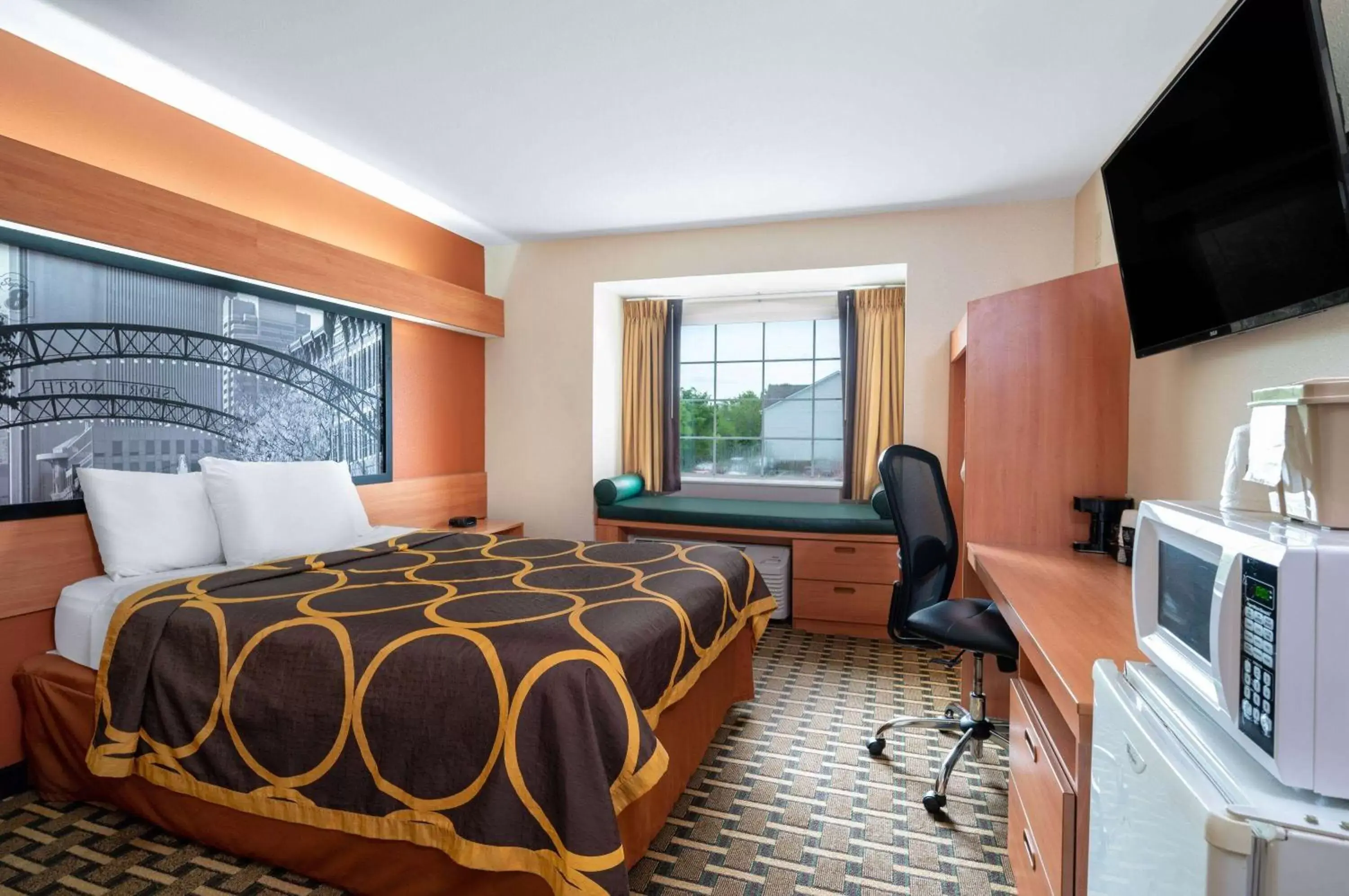 Photo of the whole room, Bed in Super 8 by Wyndham Columbus West