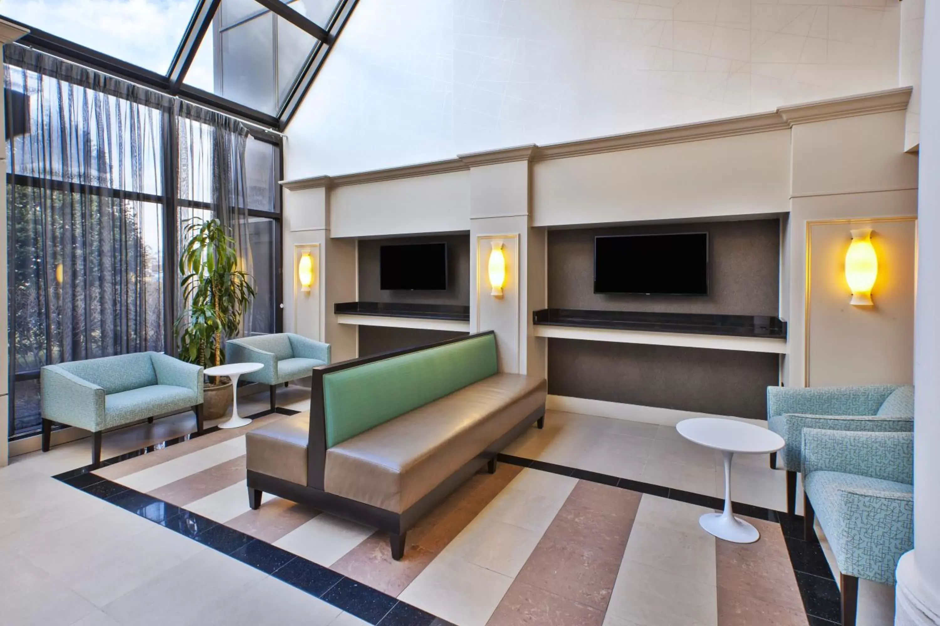 Property building, Seating Area in Holiday Inn Washington-Dulles International Airport, an IHG Hotel