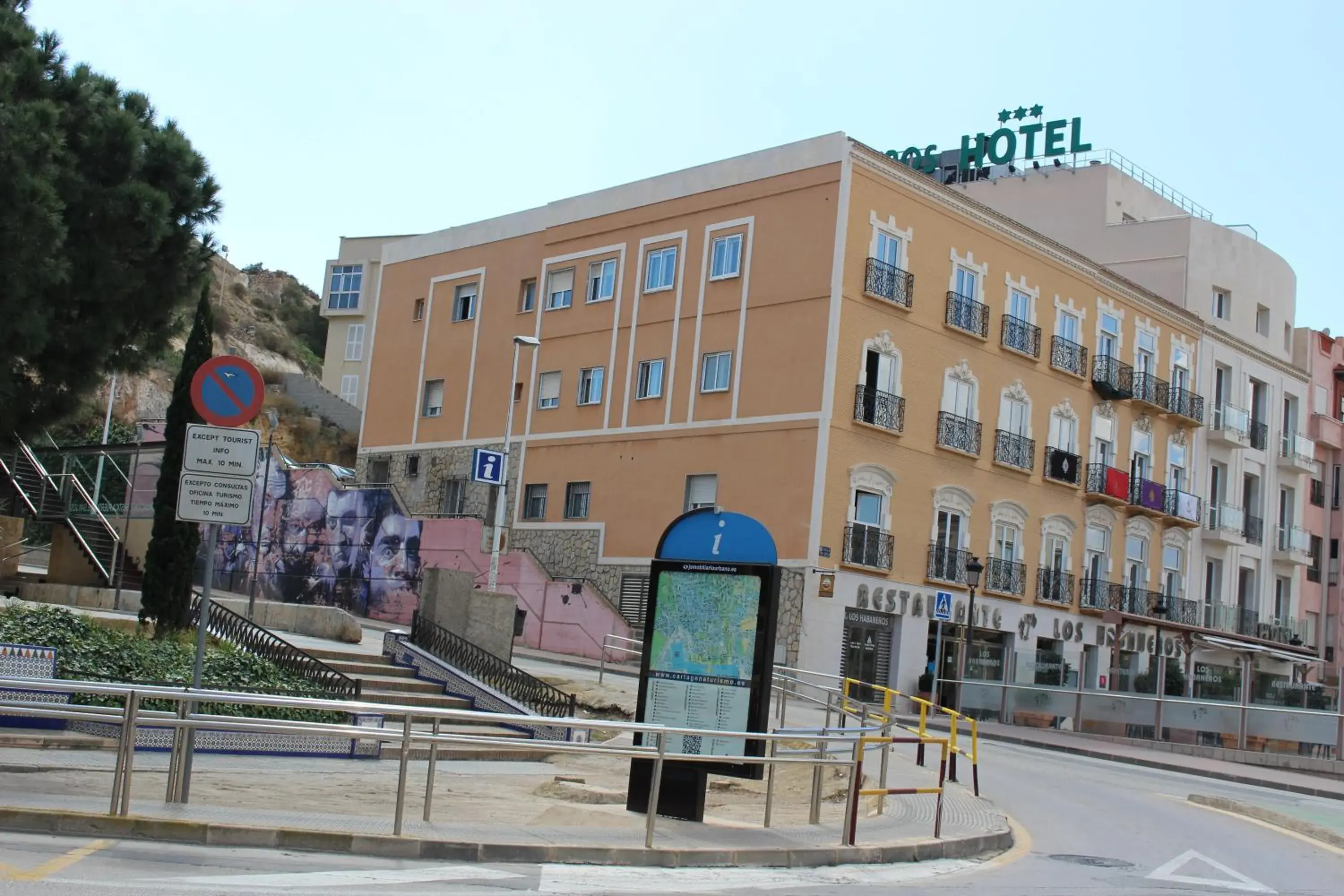 Facade/entrance, Property Building in Hotel Los Habaneros