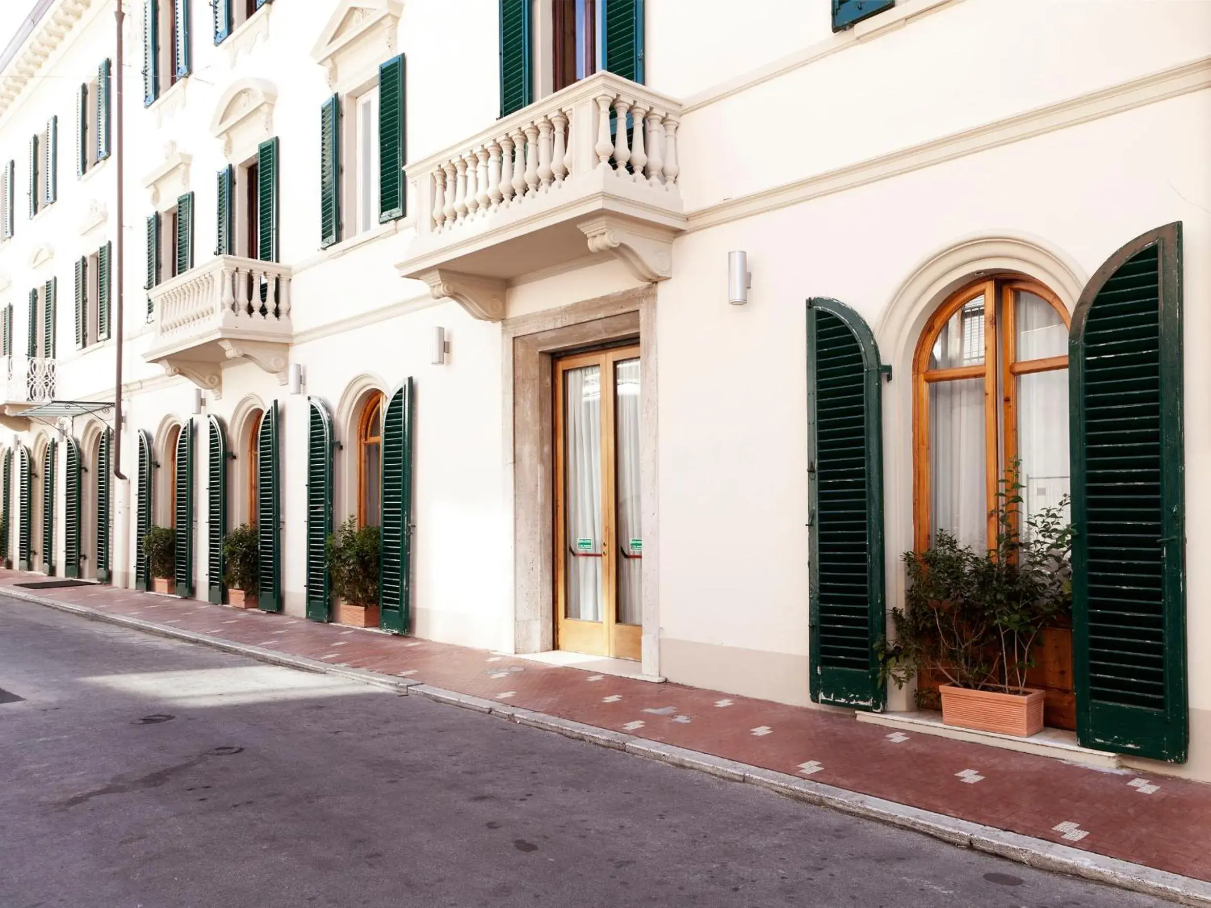 Facade/entrance, Property Building in Hotel Savoia & Campana