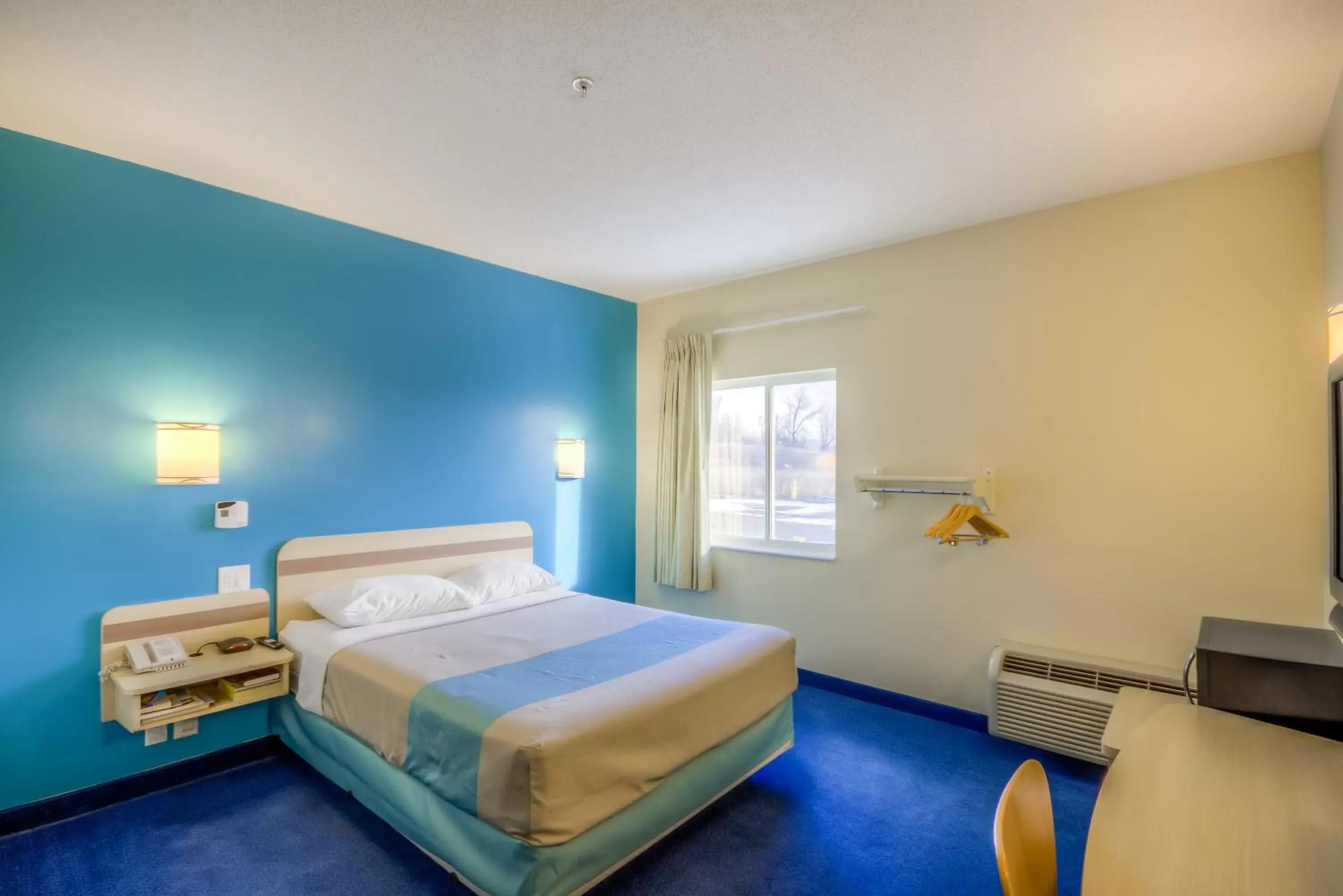 Bedroom, Bed in Motel 6-Estevan, SK