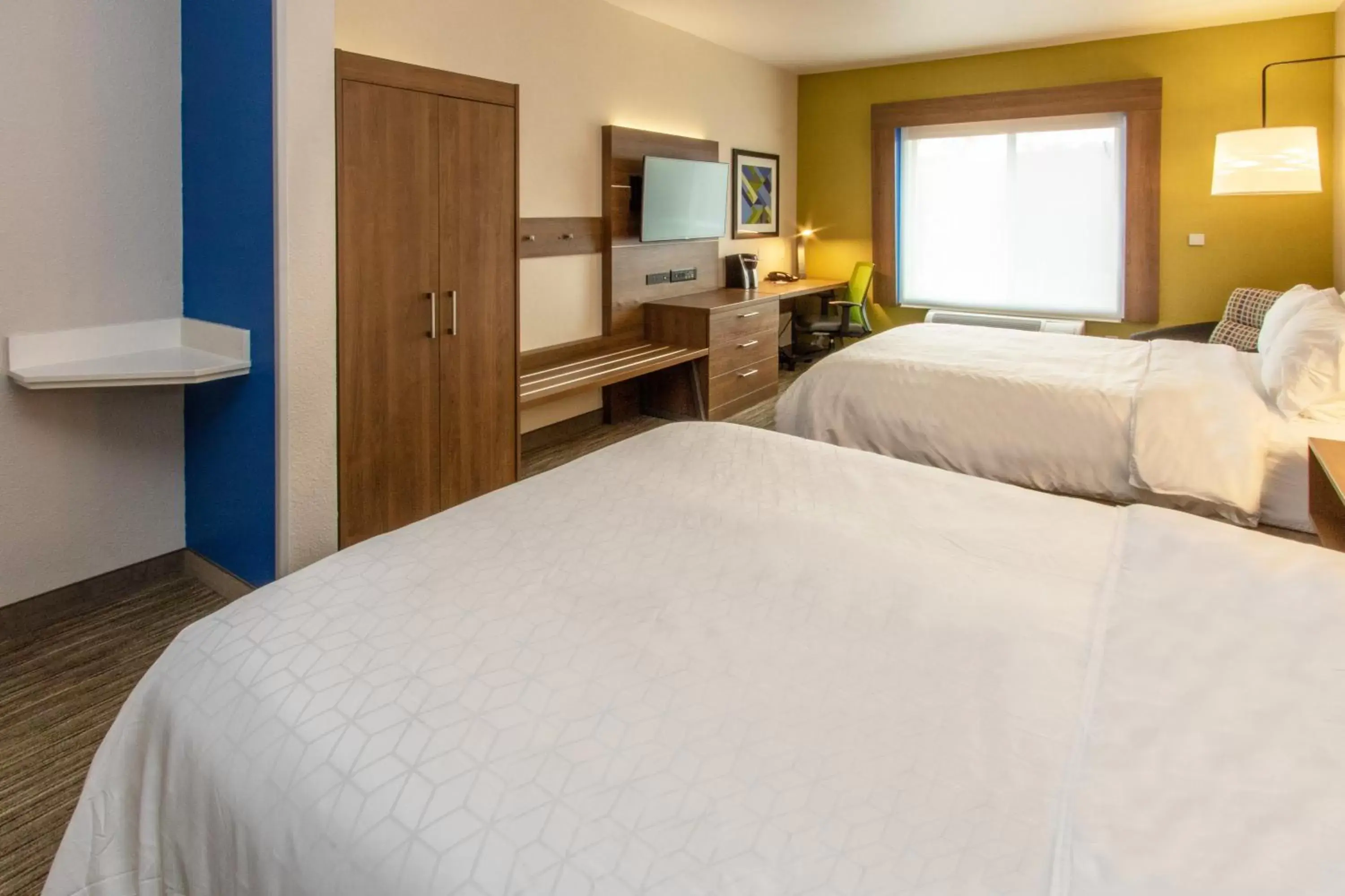 Photo of the whole room, Bed in Holiday Inn Express Hotel & Suites Roseville - Galleria Area, an IHG Hotel