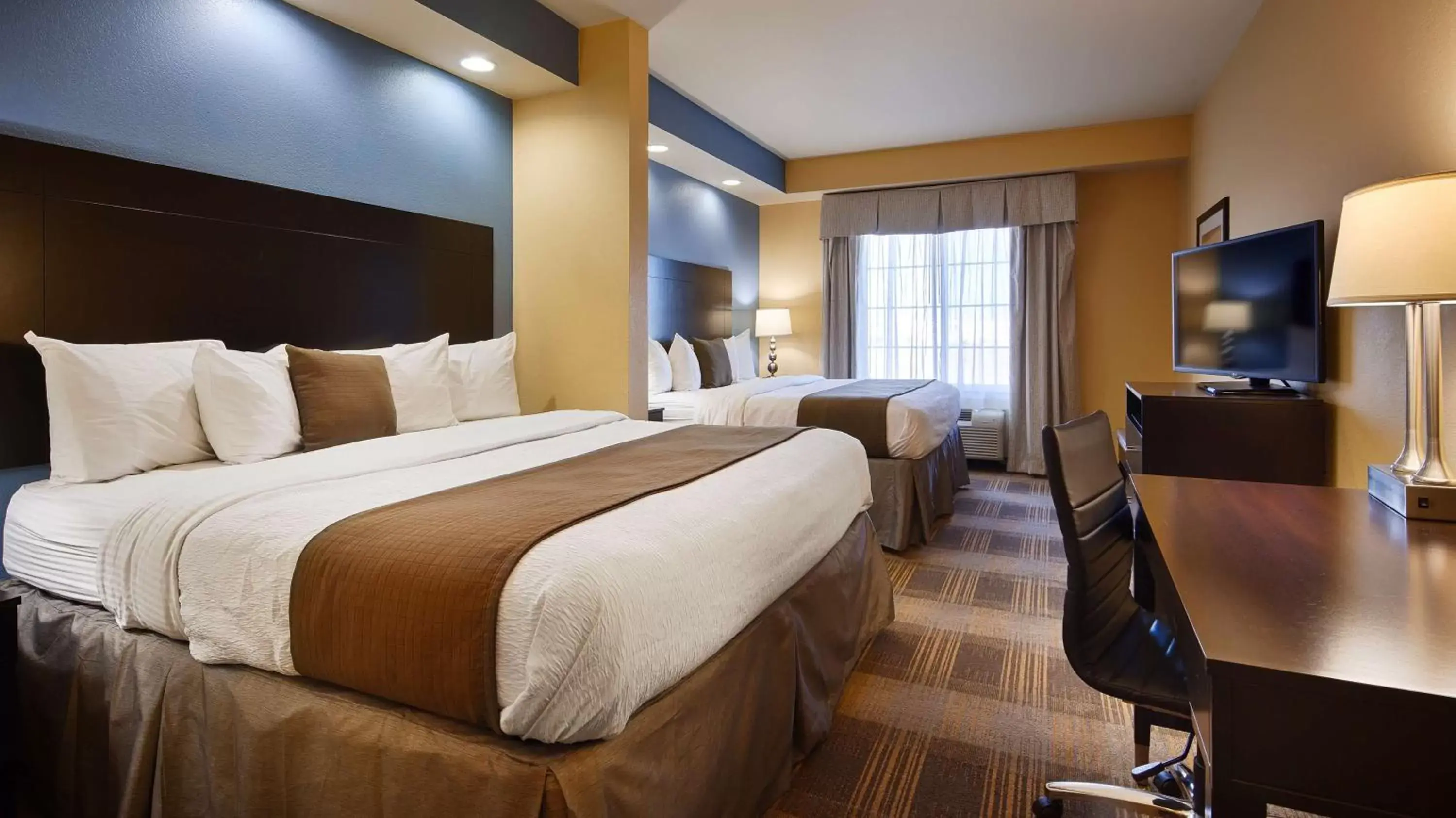 Bedroom, TV/Entertainment Center in Best Western Plus Fort Worth Forest Hill Inn & Suites