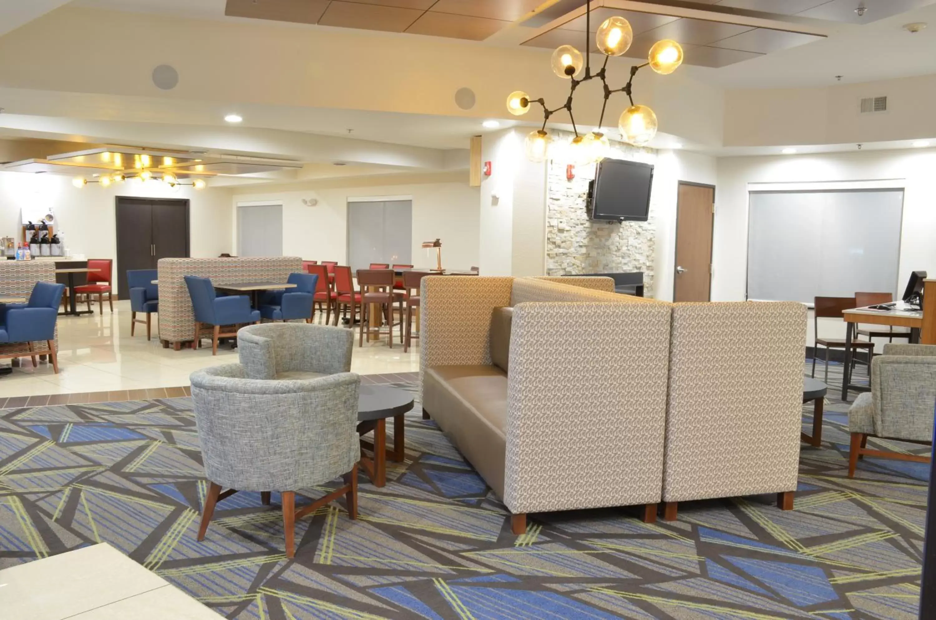 Lobby or reception, Restaurant/Places to Eat in Holiday Inn Express- Waterloo/Cedar Falls, an IHG Hotel