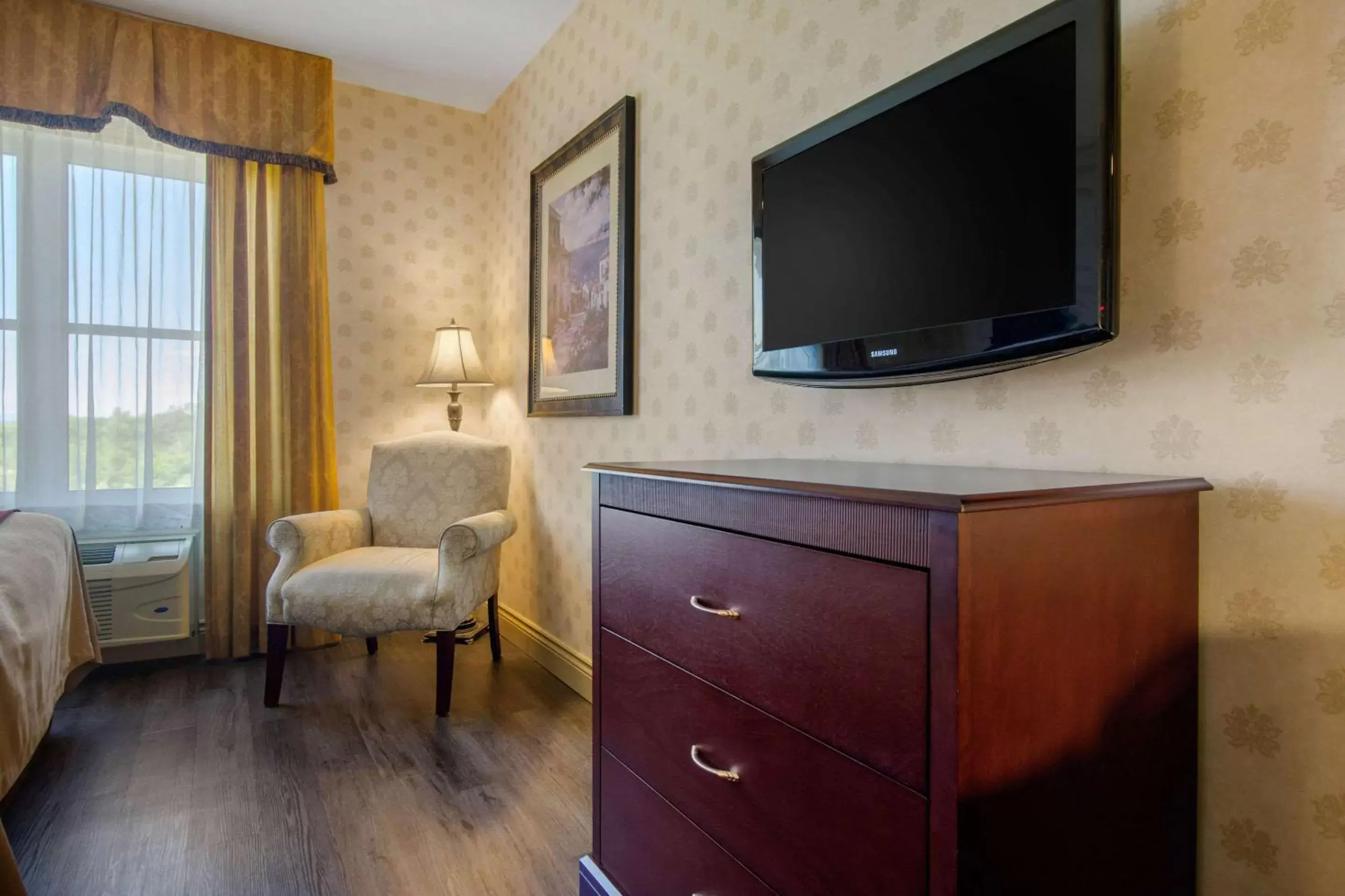 Photo of the whole room, TV/Entertainment Center in Comfort Inn & Suites Levis / Rive Sud Quebec city