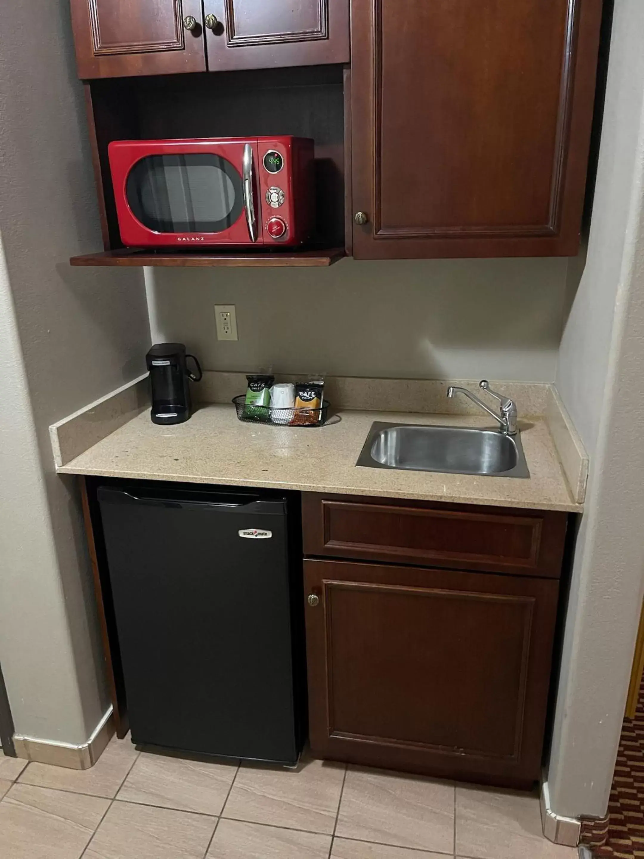 Photo of the whole room, Kitchen/Kitchenette in Red Roof Inn & Suites Detroit - Melvindale/Dearborn