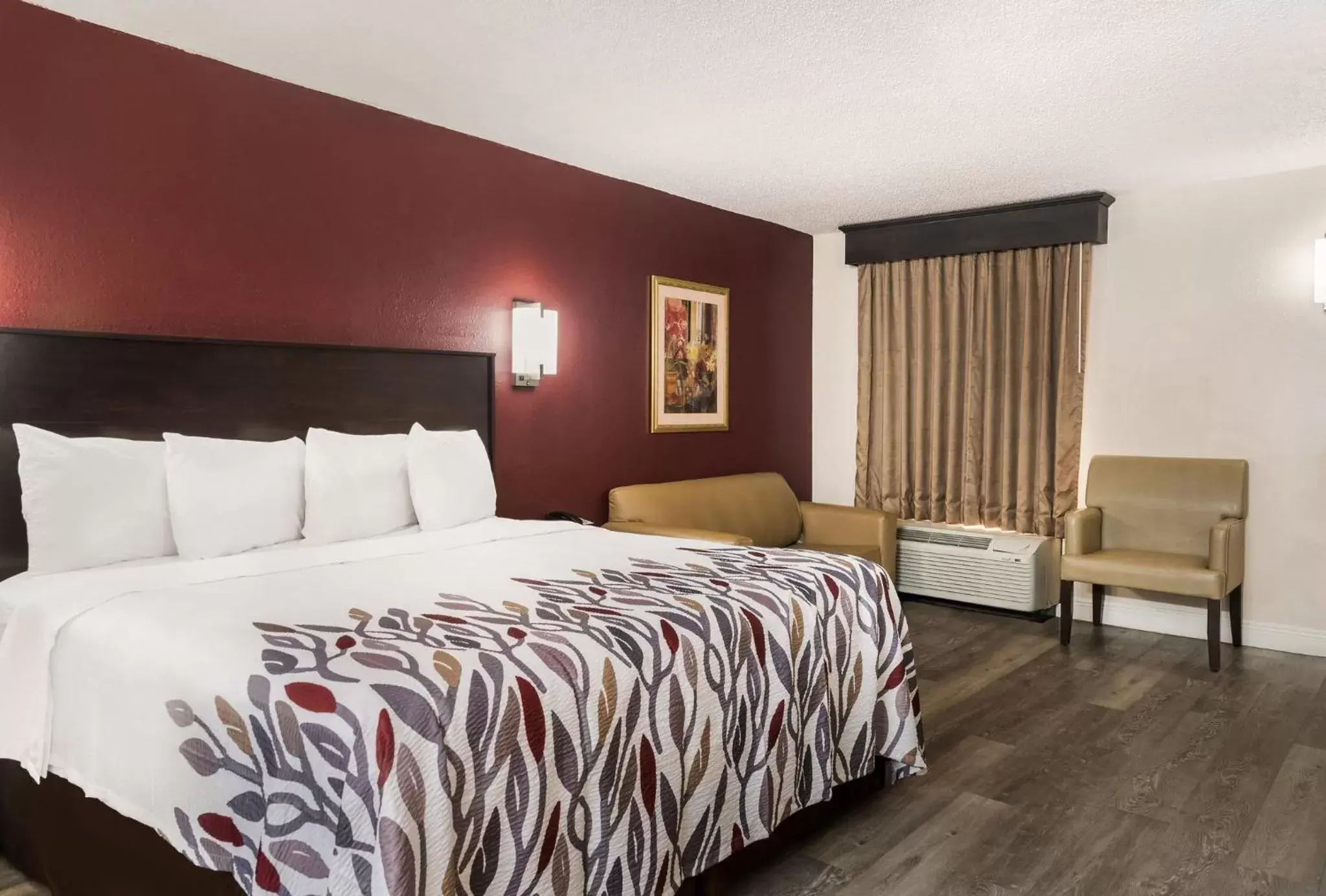 Photo of the whole room, Bed in Red Roof Inn Tupelo