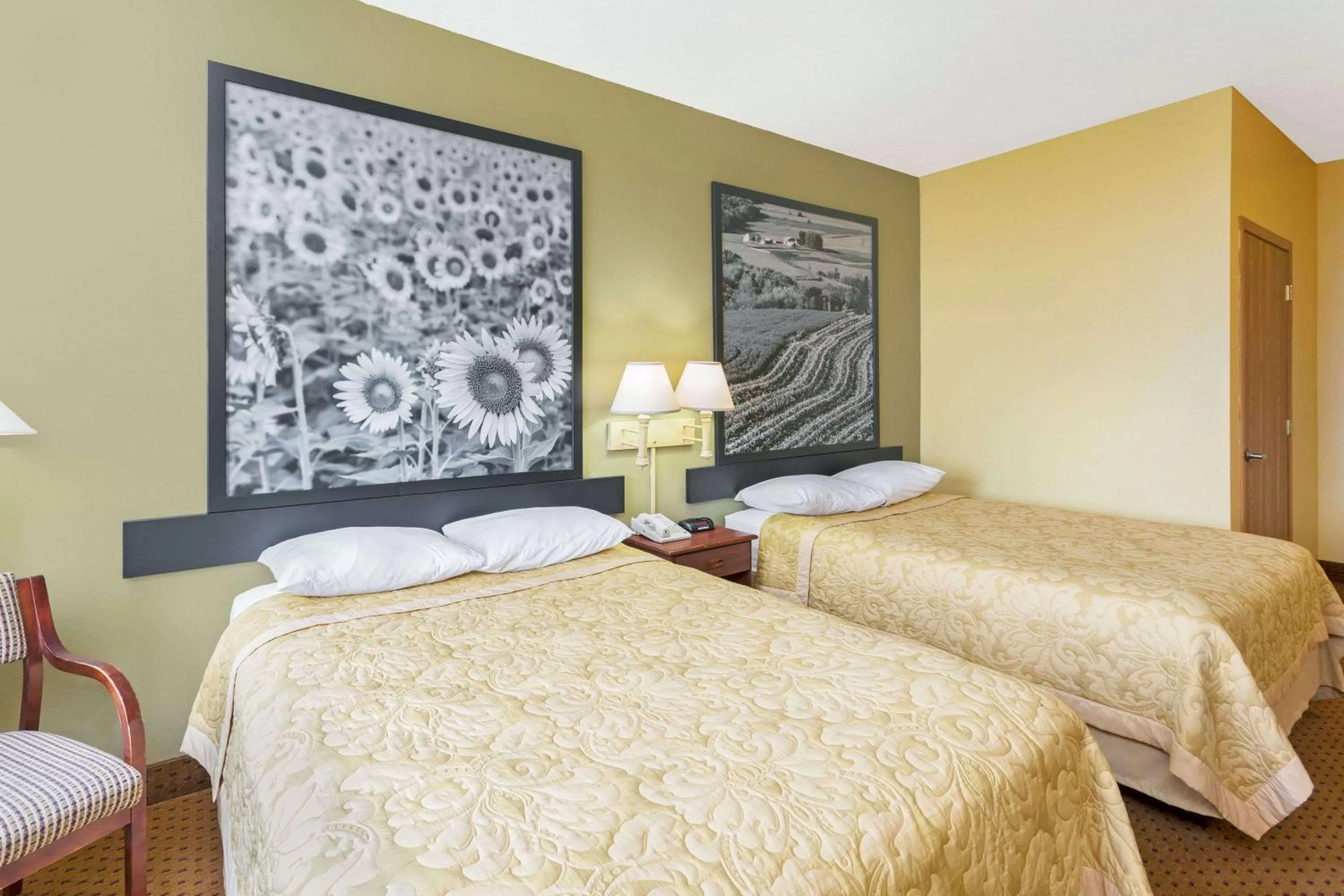 Photo of the whole room in Super 8 by Wyndham Osage