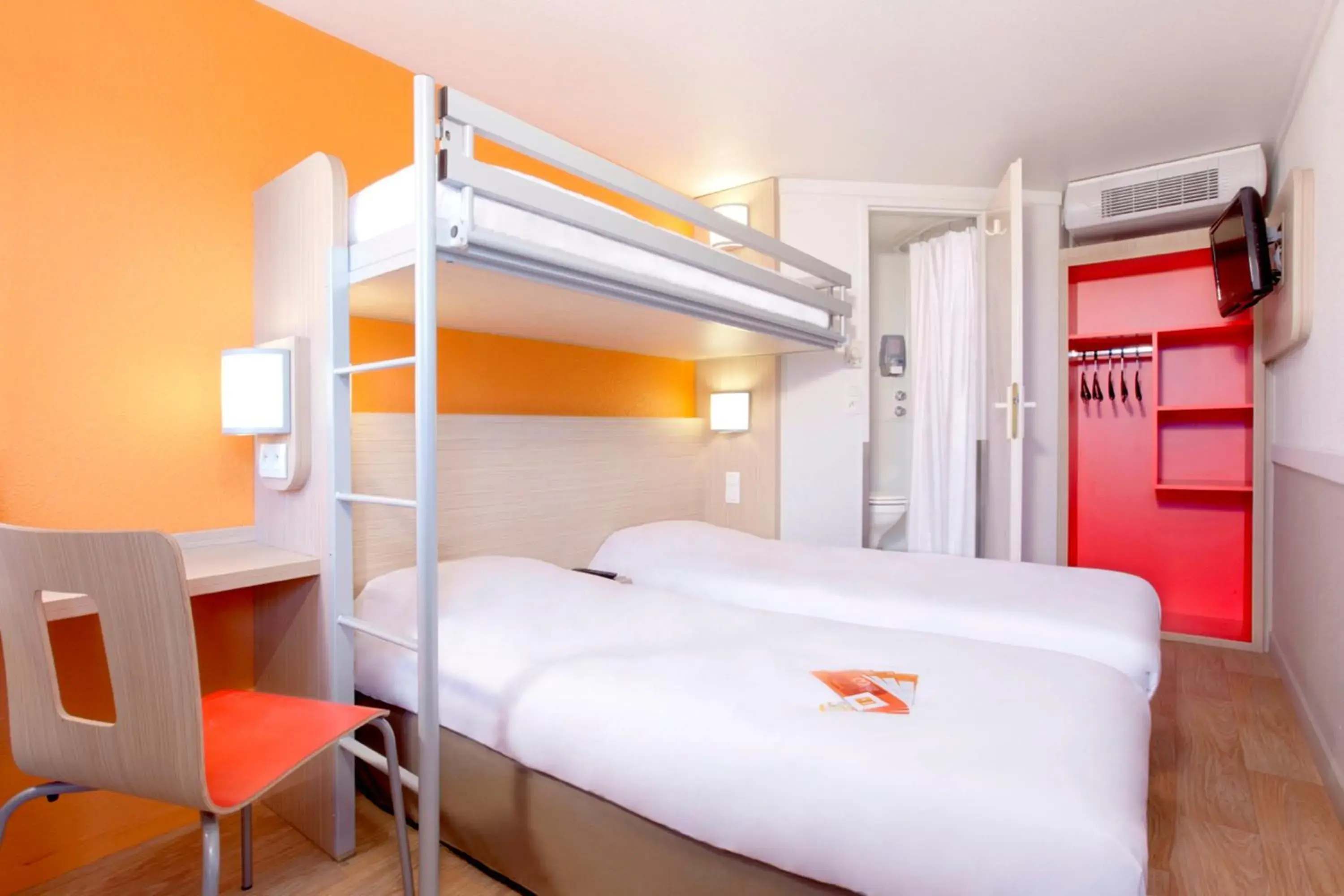 Bedroom, Bunk Bed in Premiere Classe Bordeaux Sud - Pessac Becquerel