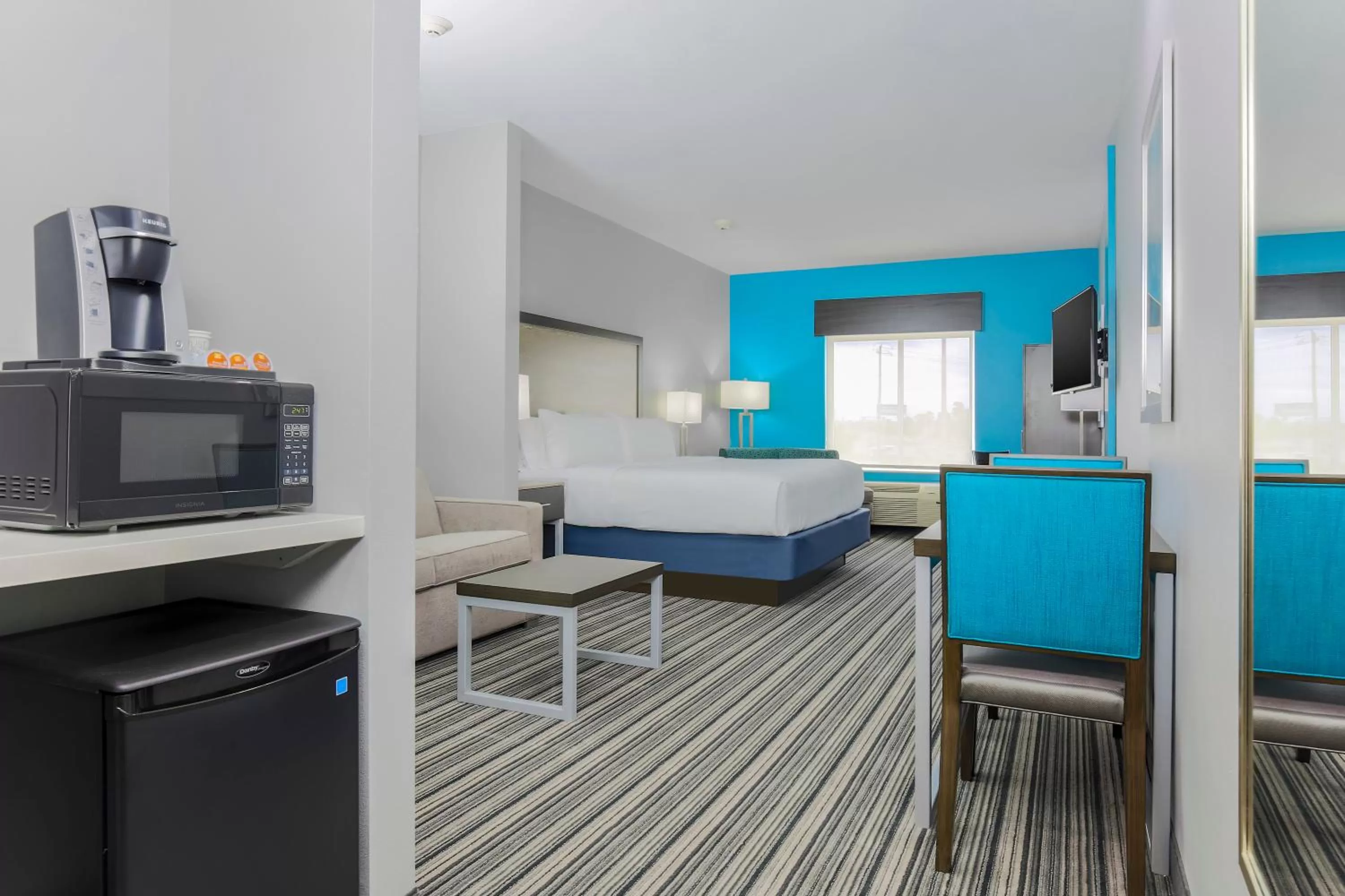 Photo of the whole room, Bed in Holiday Inn Express & Suites Houston - Hobby Airport Area by IHG