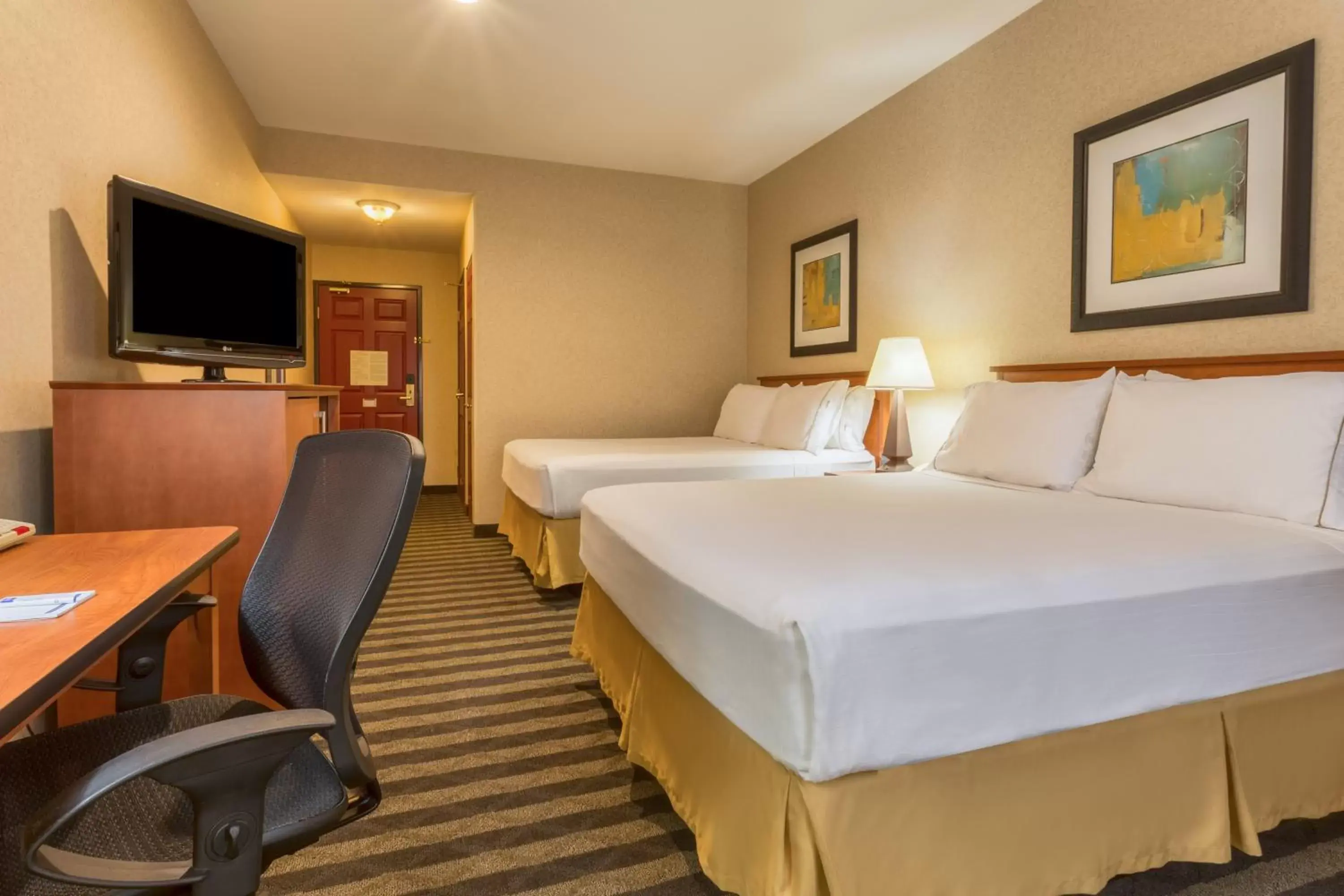 Photo of the whole room, Bed in Holiday Inn Express Hotel & Suites Manteca, an IHG Hotel