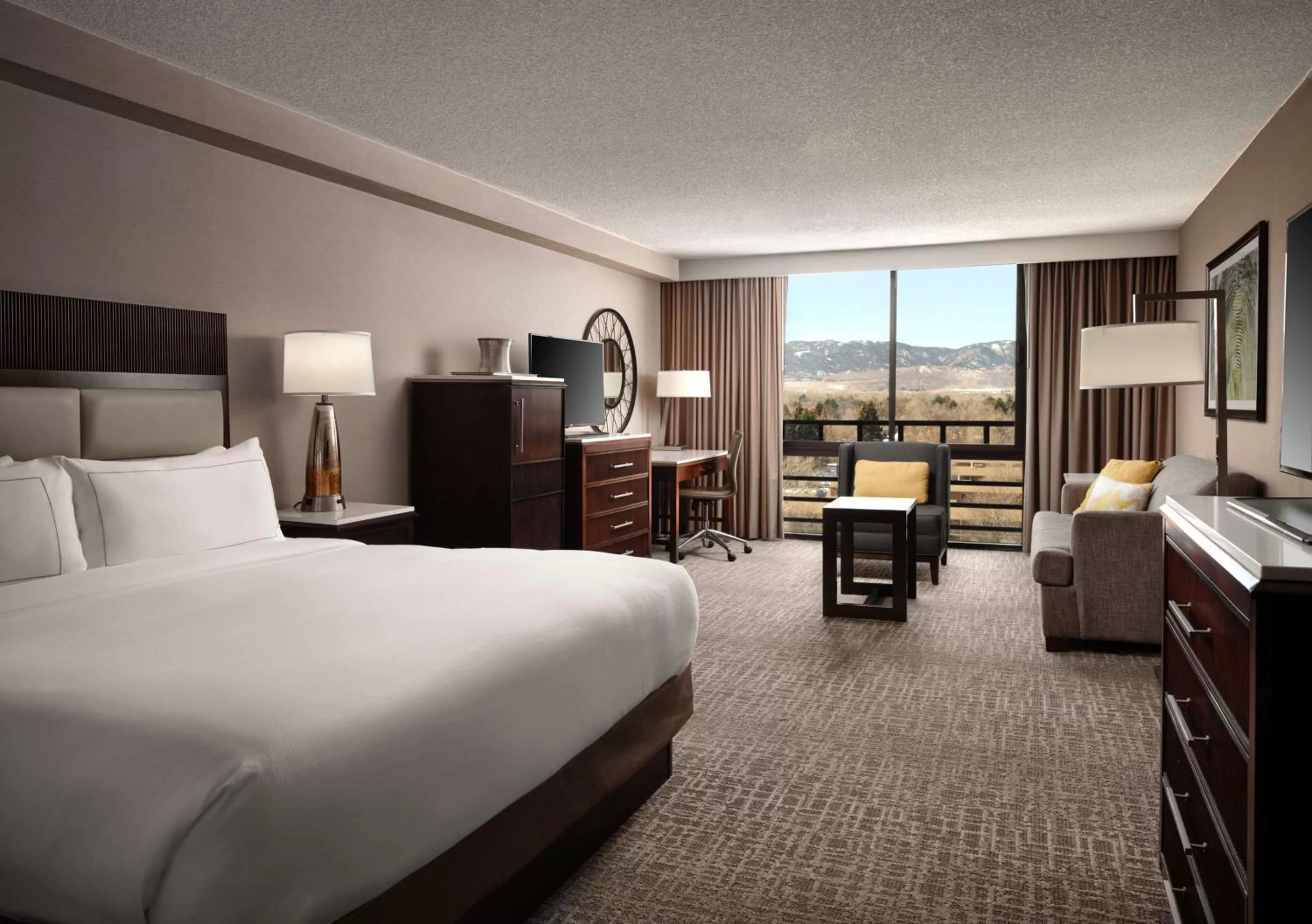 Living room, Bed in Hilton Fort Collins