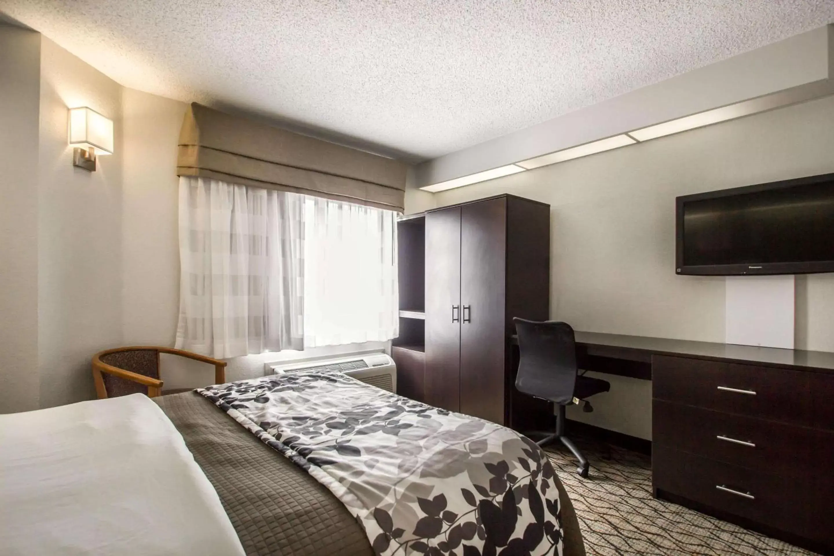 Photo of the whole room, Bed in Sleep Inn Miami Airport