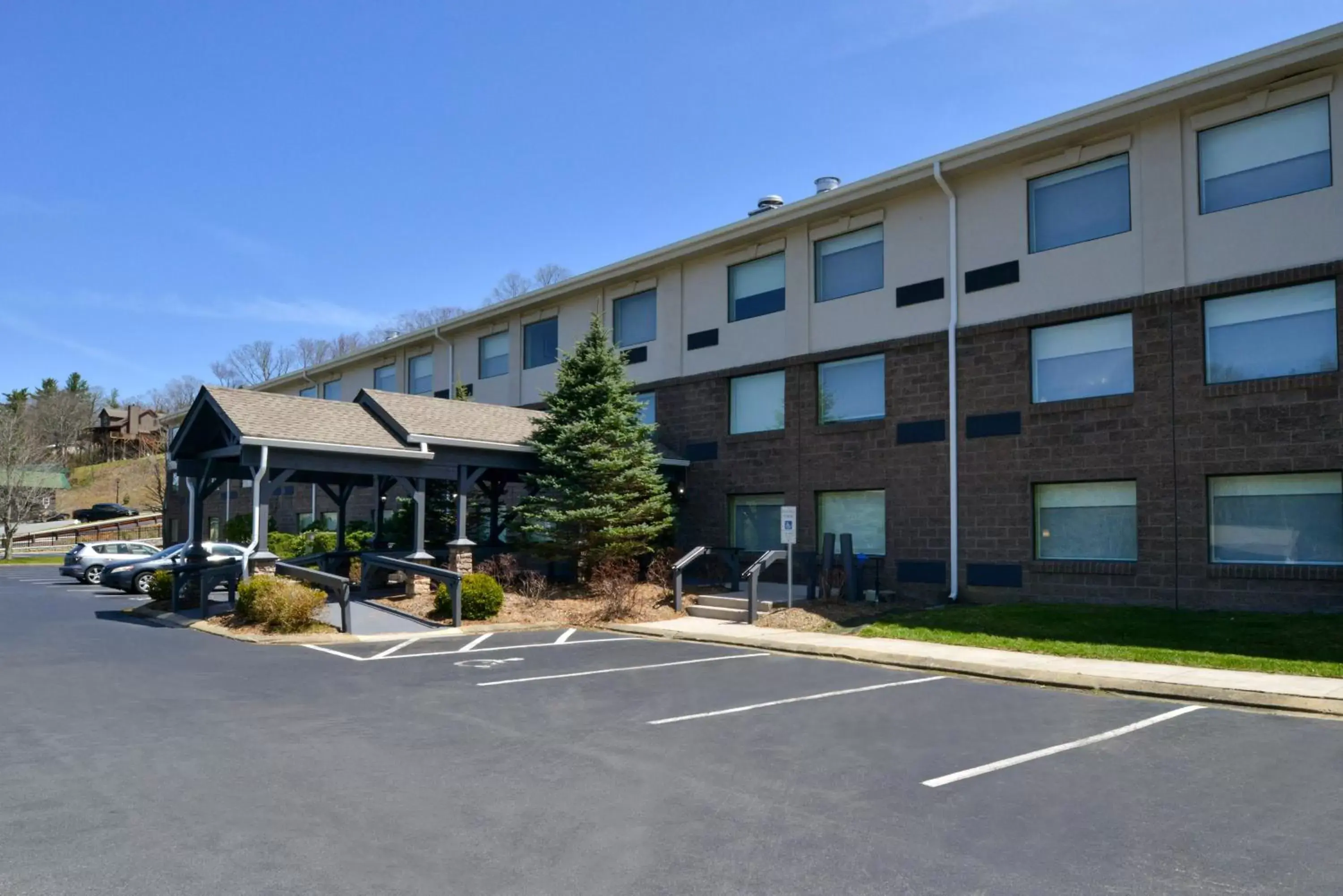 Property Building in Holiday Inn Express Blowing Rock South, an IHG Hotel