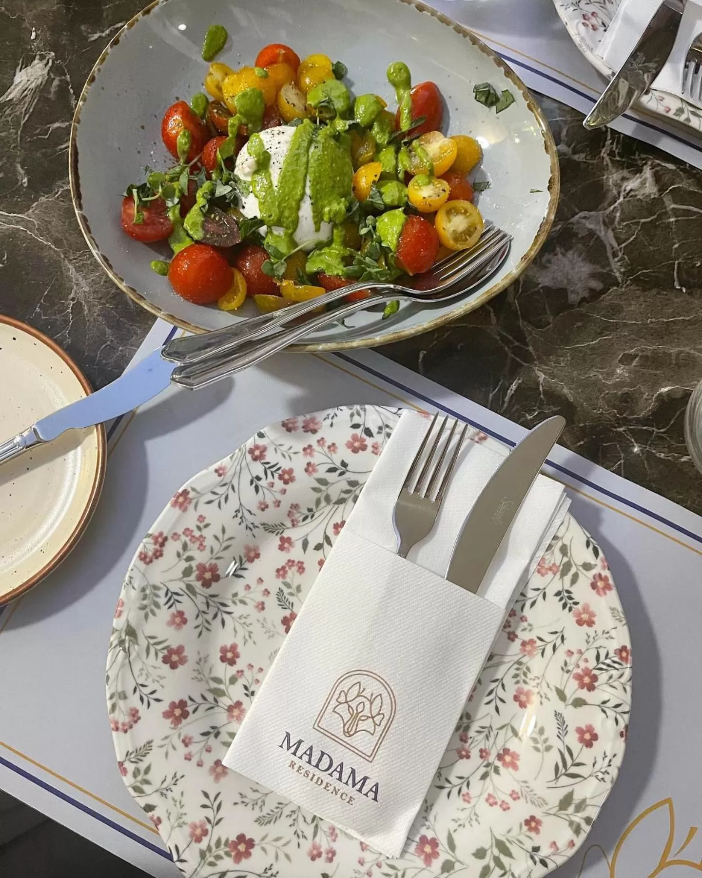 Restaurant/places to eat in Madama Residence