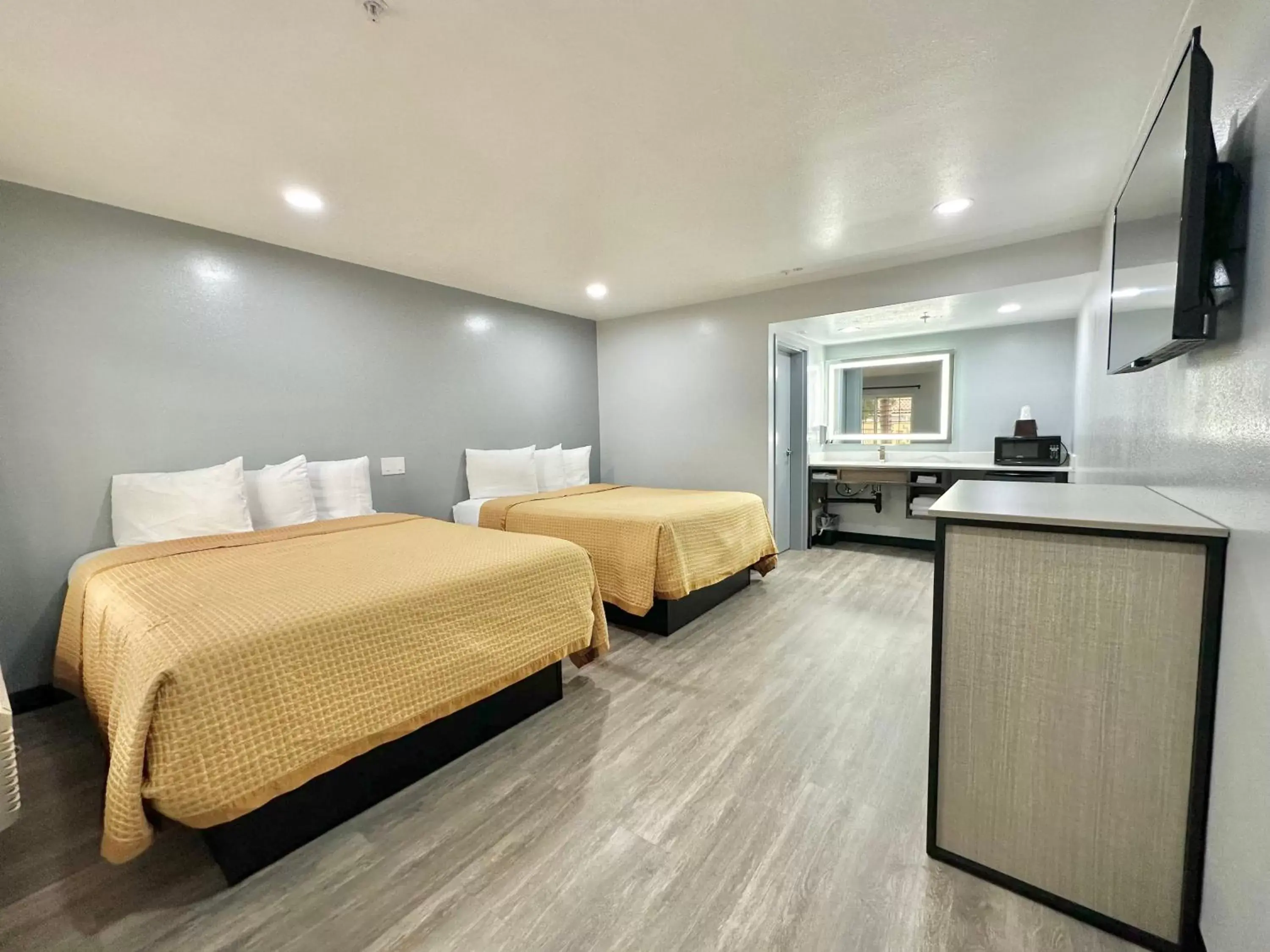 Bed in Express Inn & Suites Ontario Airport