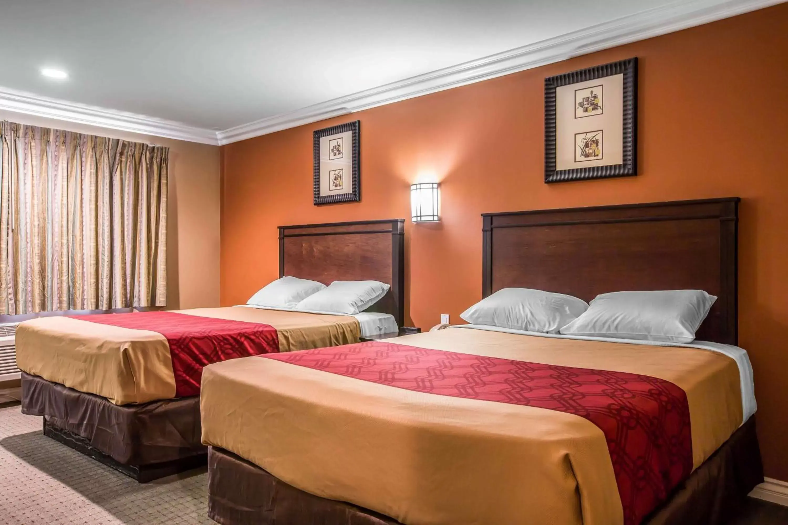 Photo of the whole room, Bed in Baymont by Wyndham Ontario