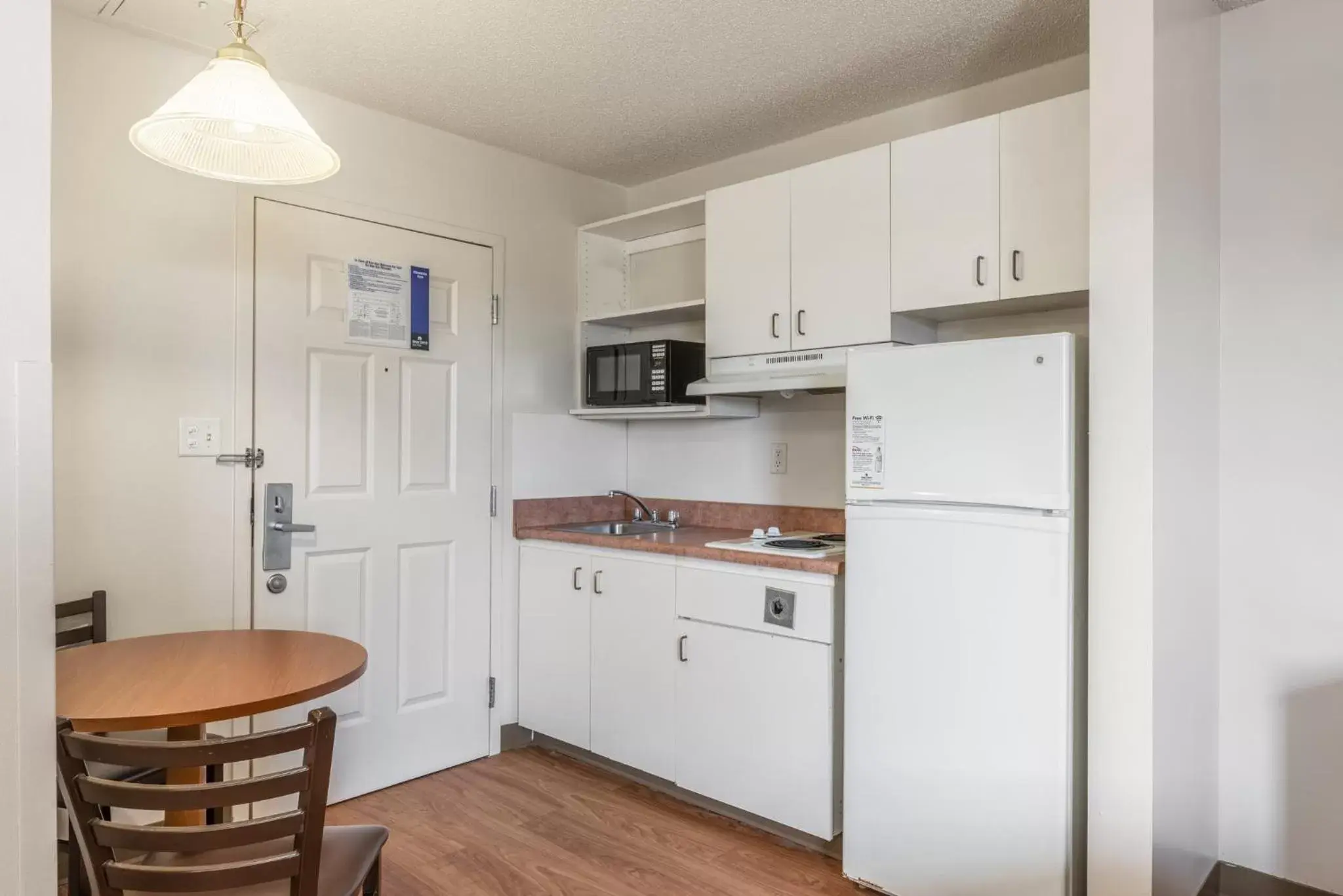 Communal kitchen, Kitchen/Kitchenette in HomeTowne Studios & Suites by Red Roof Charlotte - Concord