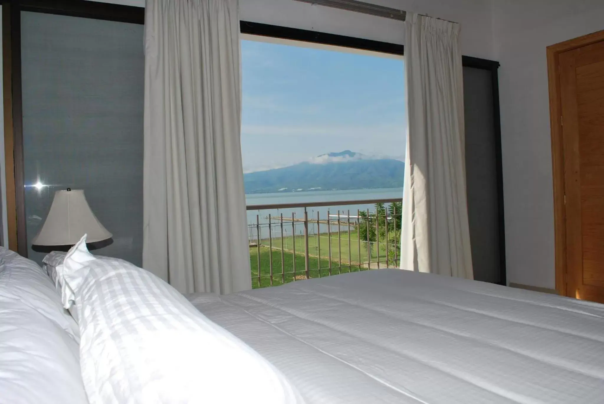 Lake view, Bed in Hotel La Ribereña