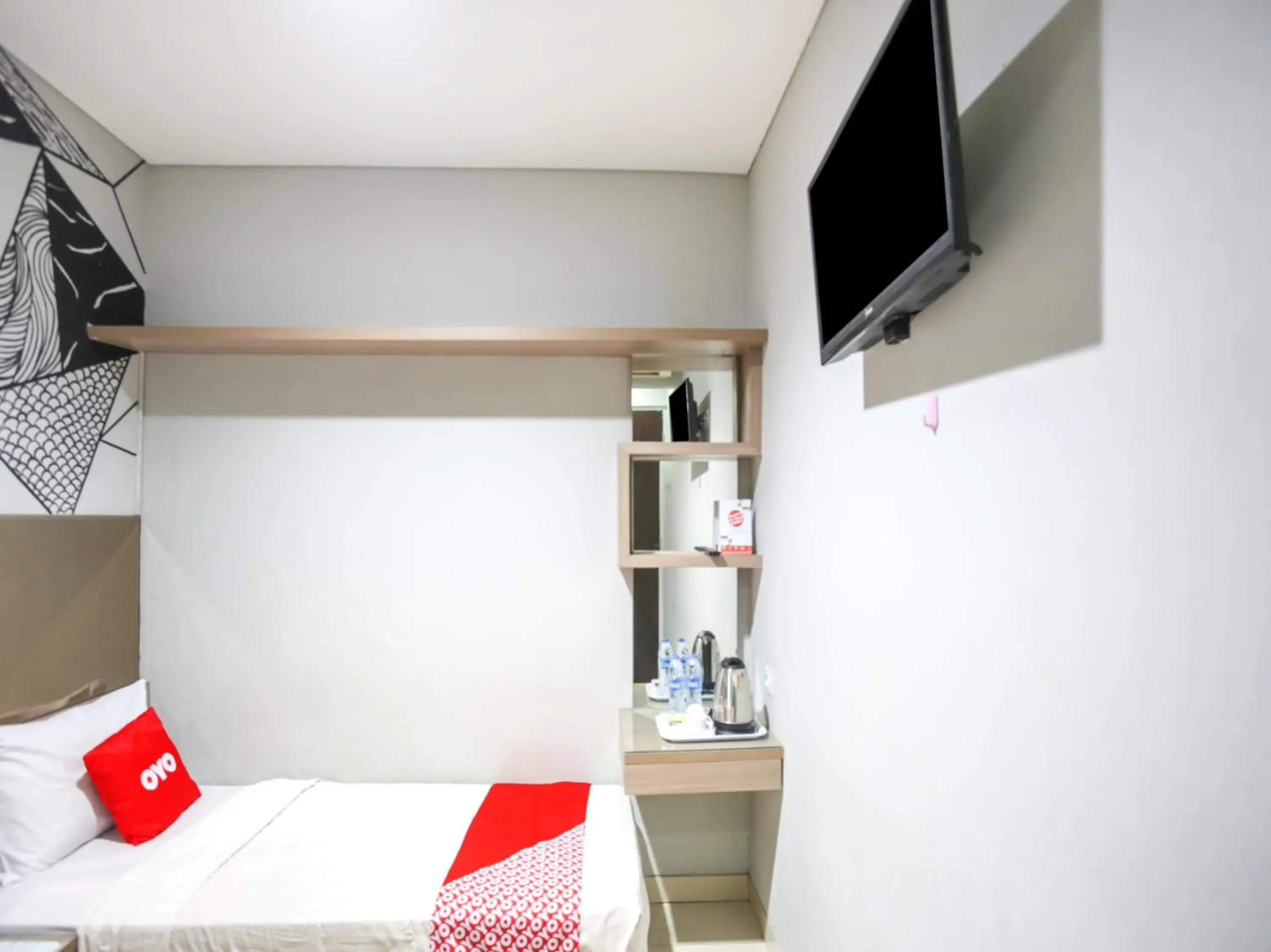 Bedroom, TV/Entertainment Center in OYO 90056 Wisma Kebon Kacang 9