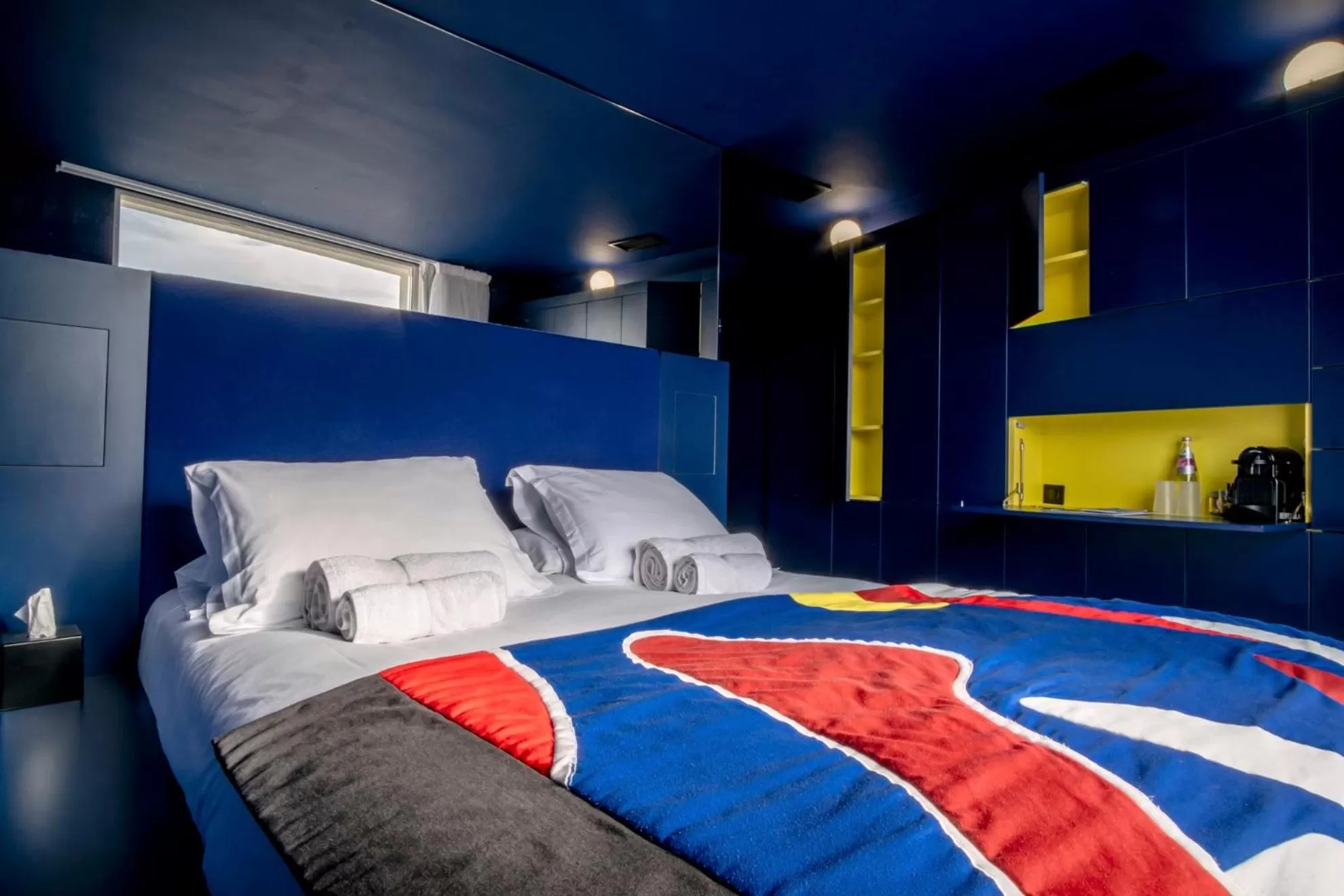 Bed in Hôtel La Reine Jane