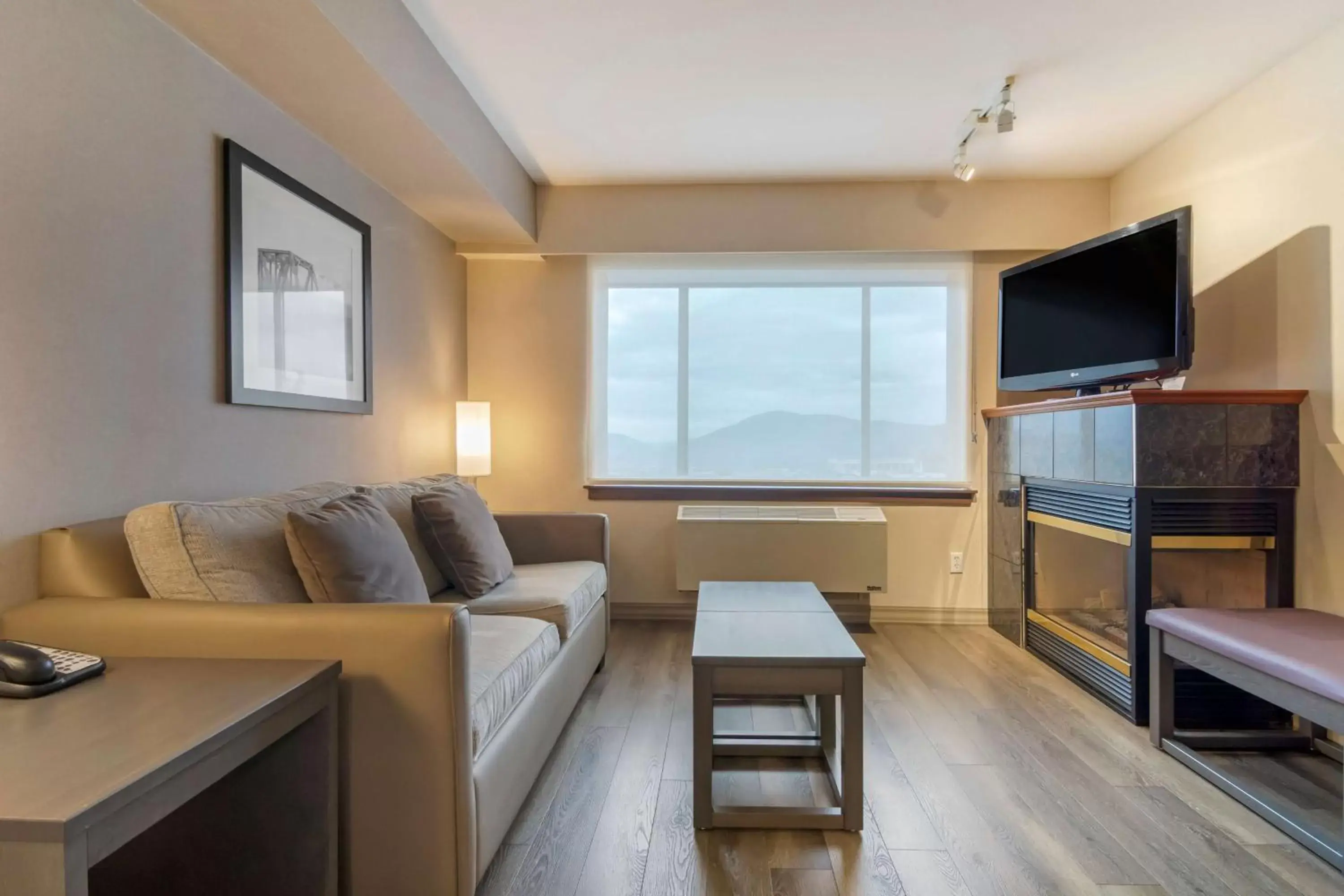 Bedroom, Seating Area in Best Western Premier Aberdeen Kamloops
