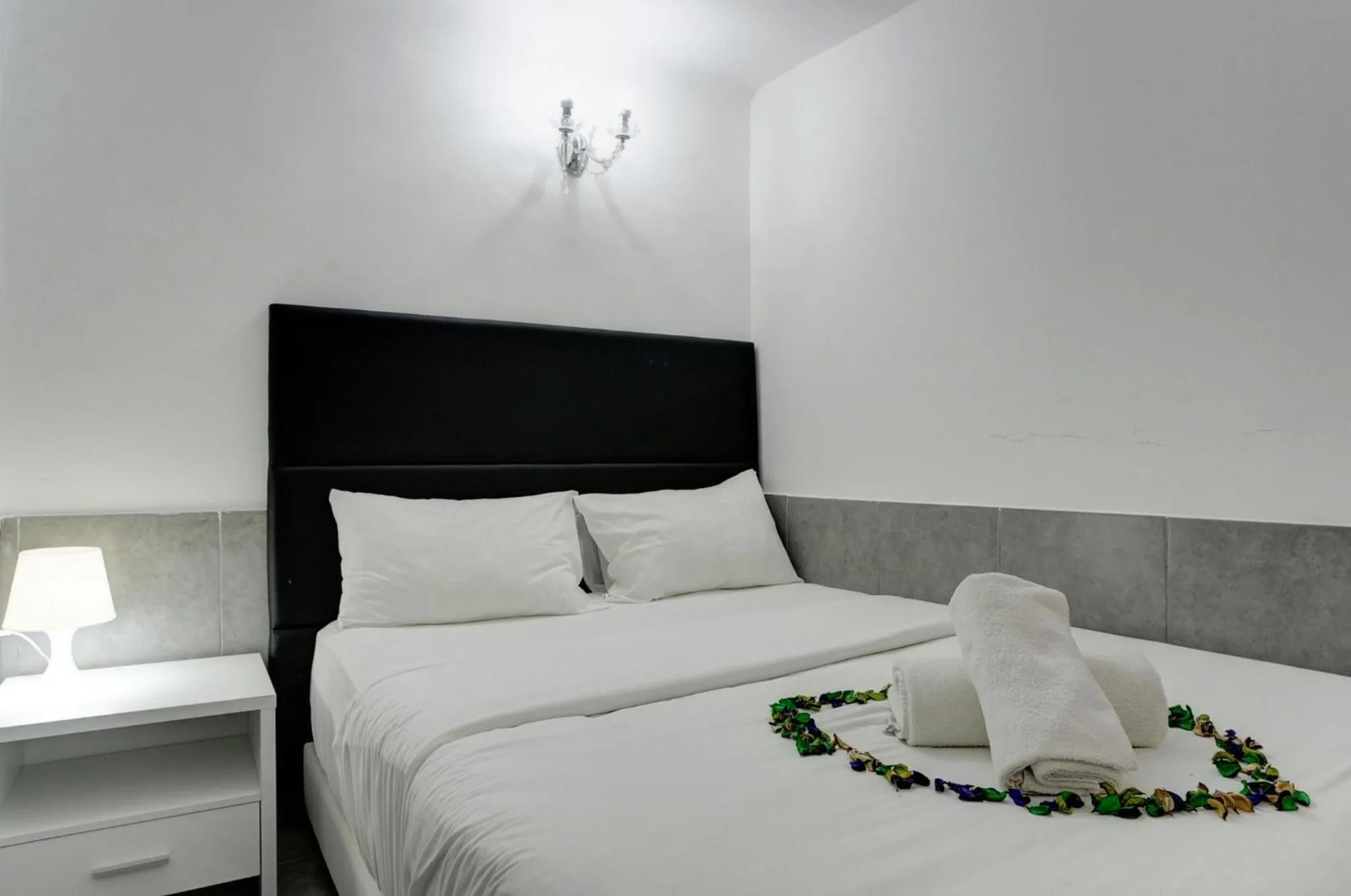 Bed in Liber Tel Aviv Sea Shore Suites BY RAPHAEL HOTELS