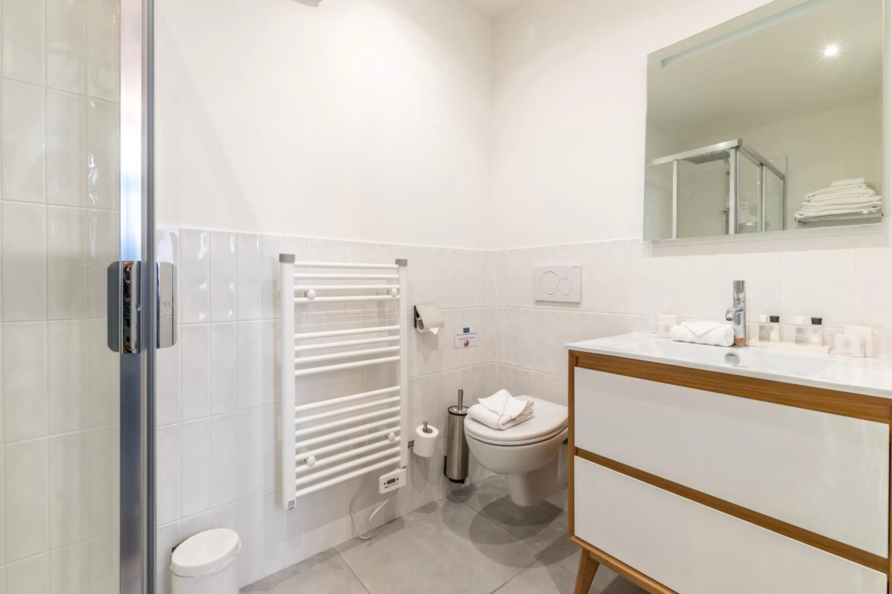 Shower, Bathroom in Hôtel Échappée en Baie - Parking privé gratuit