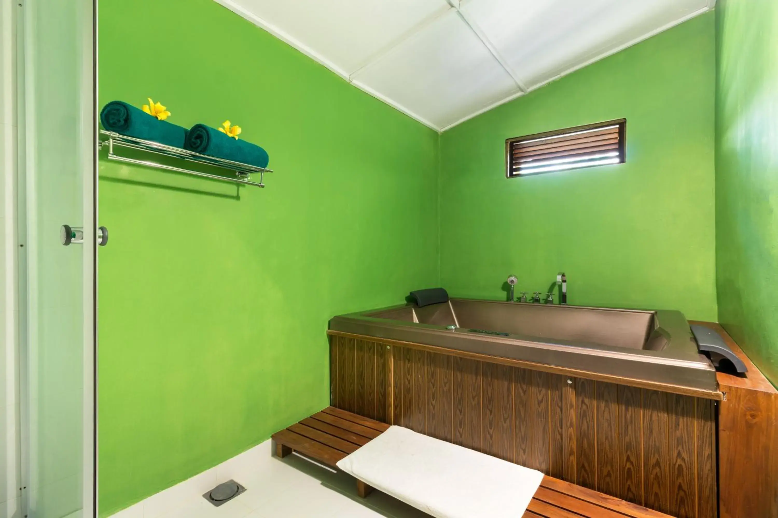 Hot Spring Bath, Bathroom in Scottish Planter Bungalow- Thema Collection