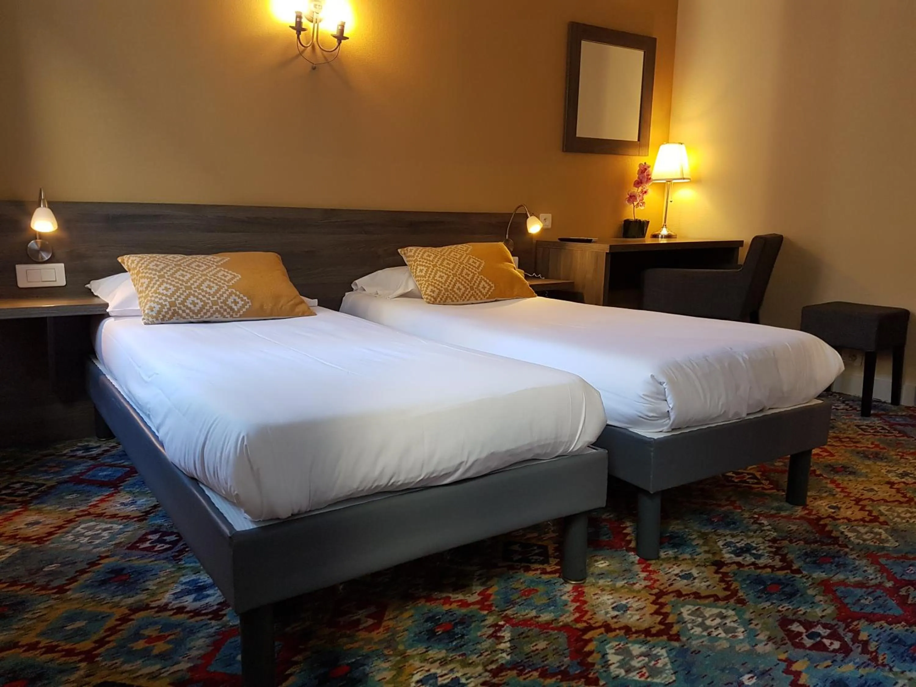 Bed in The Originals Boutique, Hôtel Danieli, Avignon