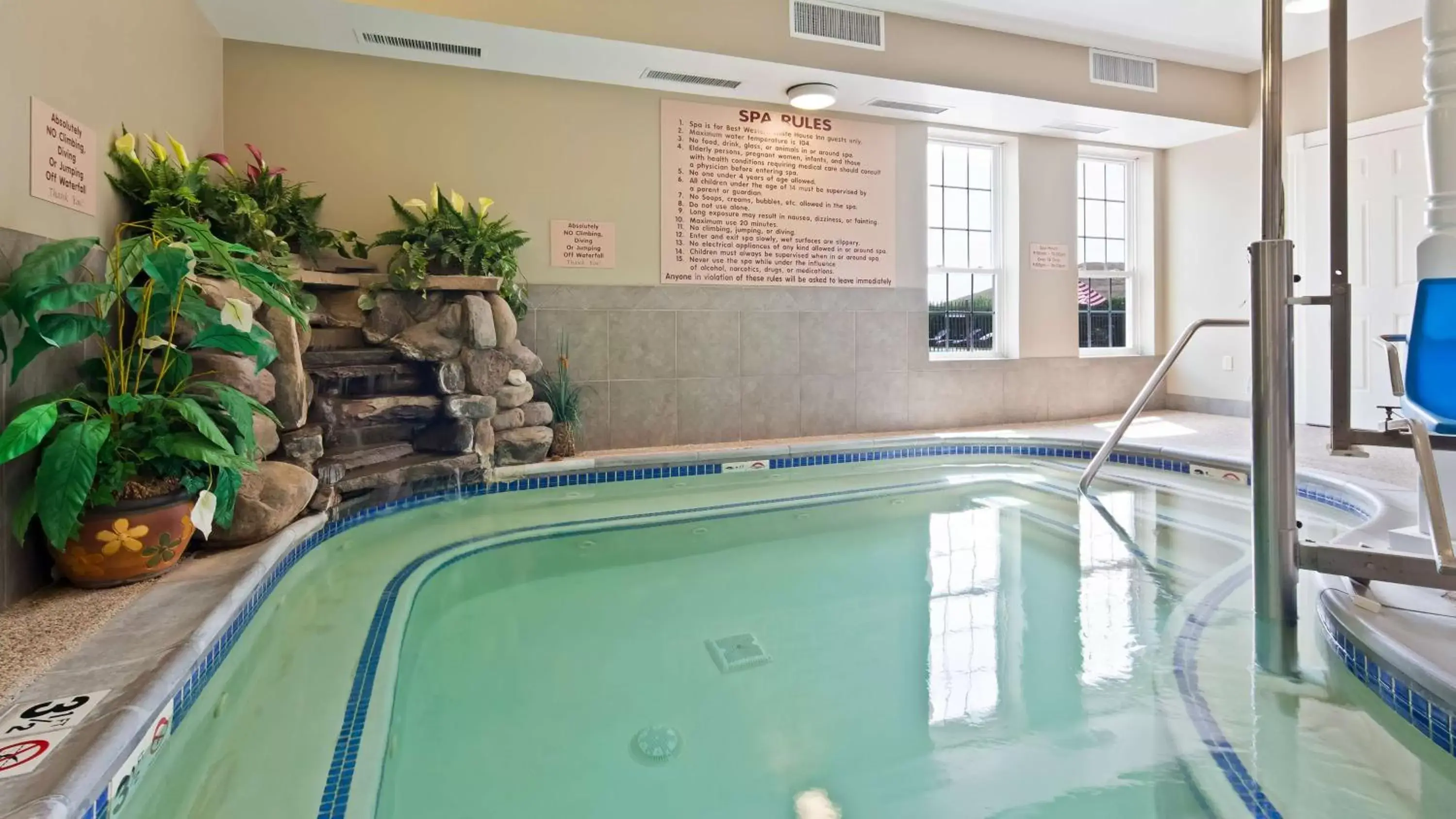 Hot Tub, Swimming Pool in Best Western White House Inn