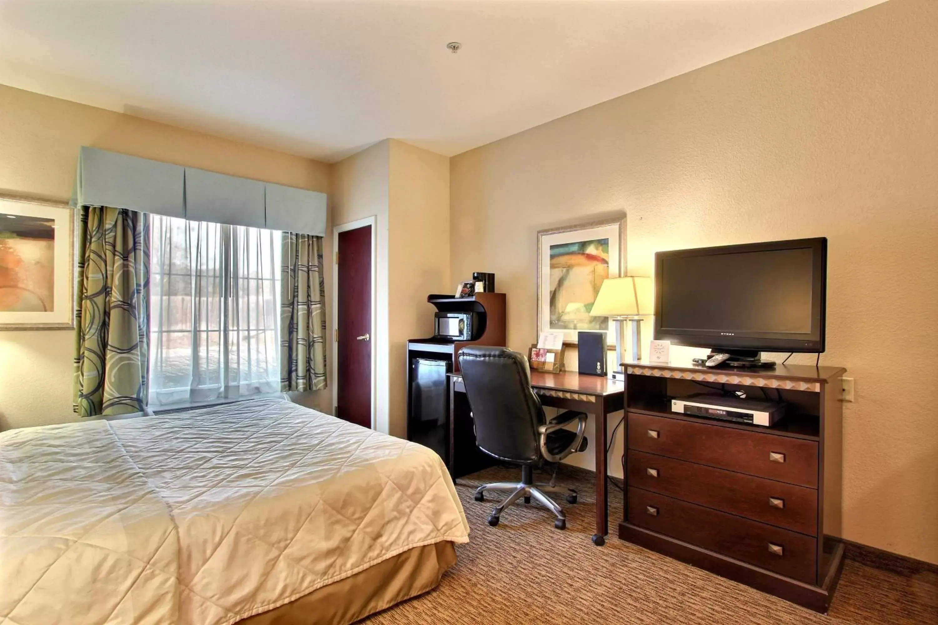 Photo of the whole room, Bed in Magnolia Inn and Suites Pooler
