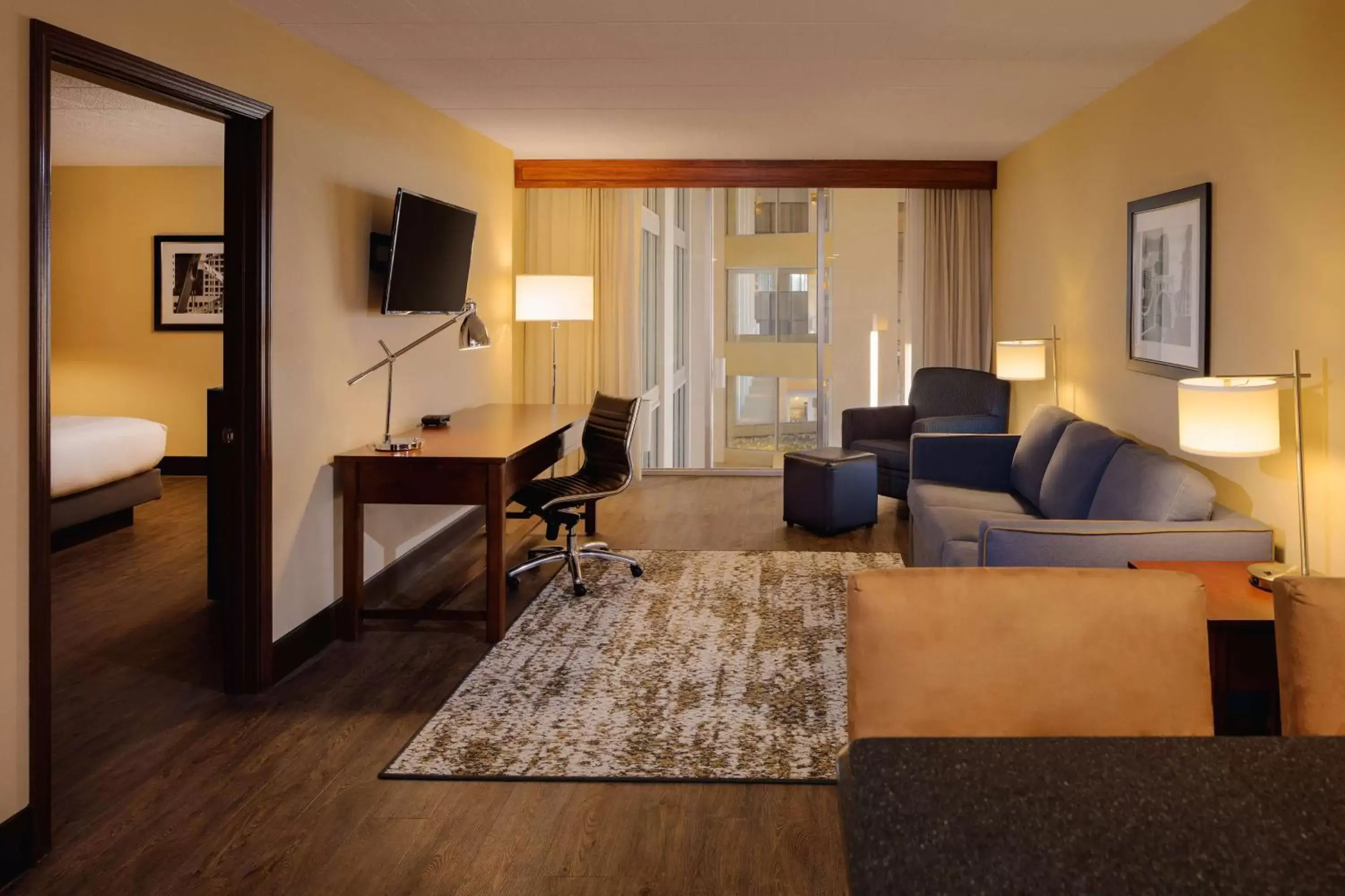 Bedroom, Seating Area in DoubleTree by Hilton Pittsburgh - Cranberry