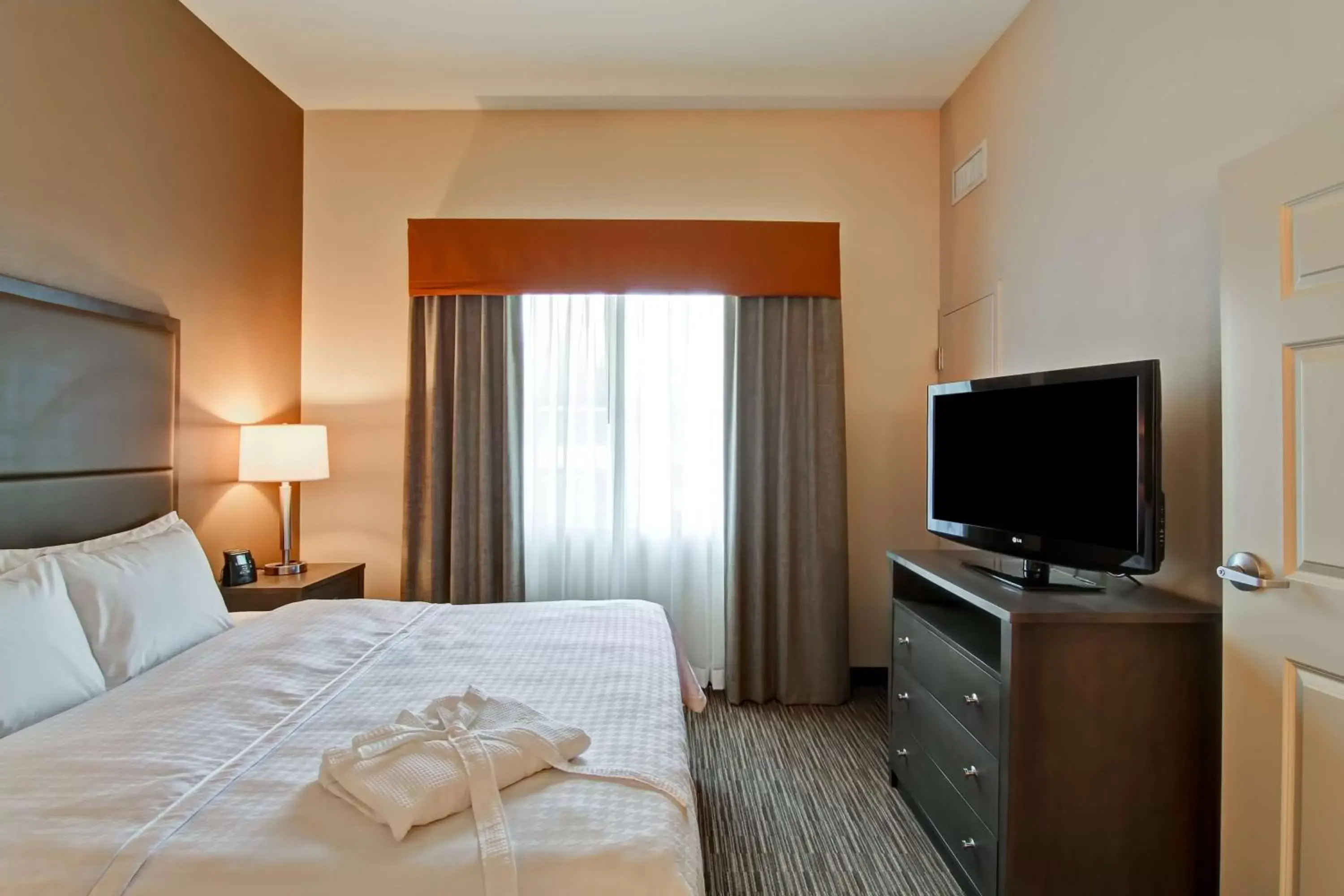Bed, TV/Entertainment Center in Homewood Suites Houston Kingwood Parc Airport Area