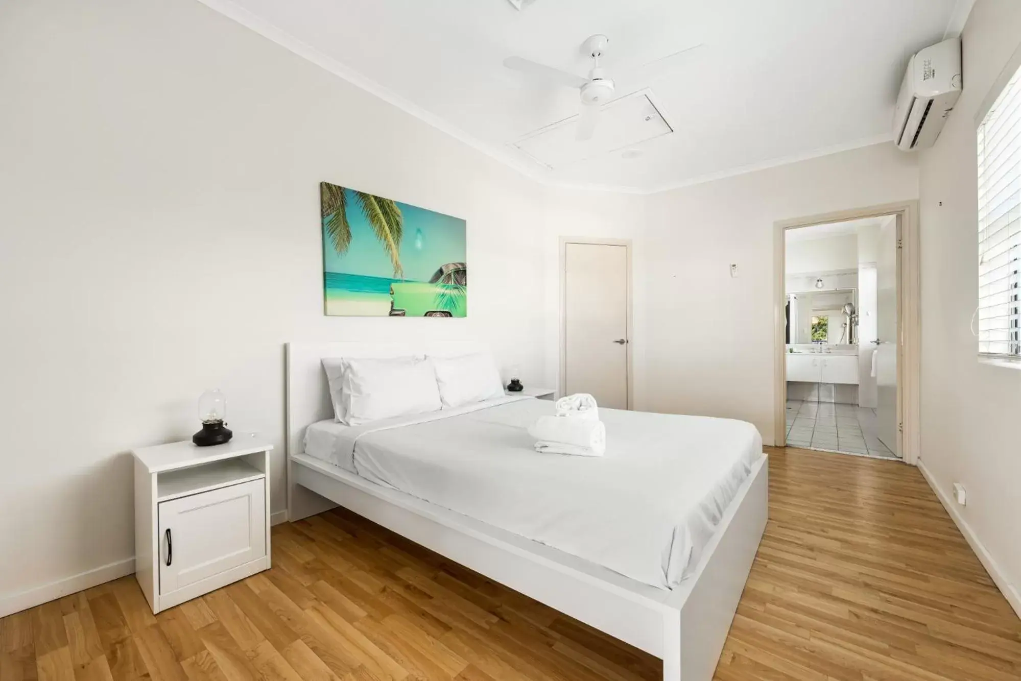 Bedroom, Bed in Central Motel Mooloolaba and Apartments