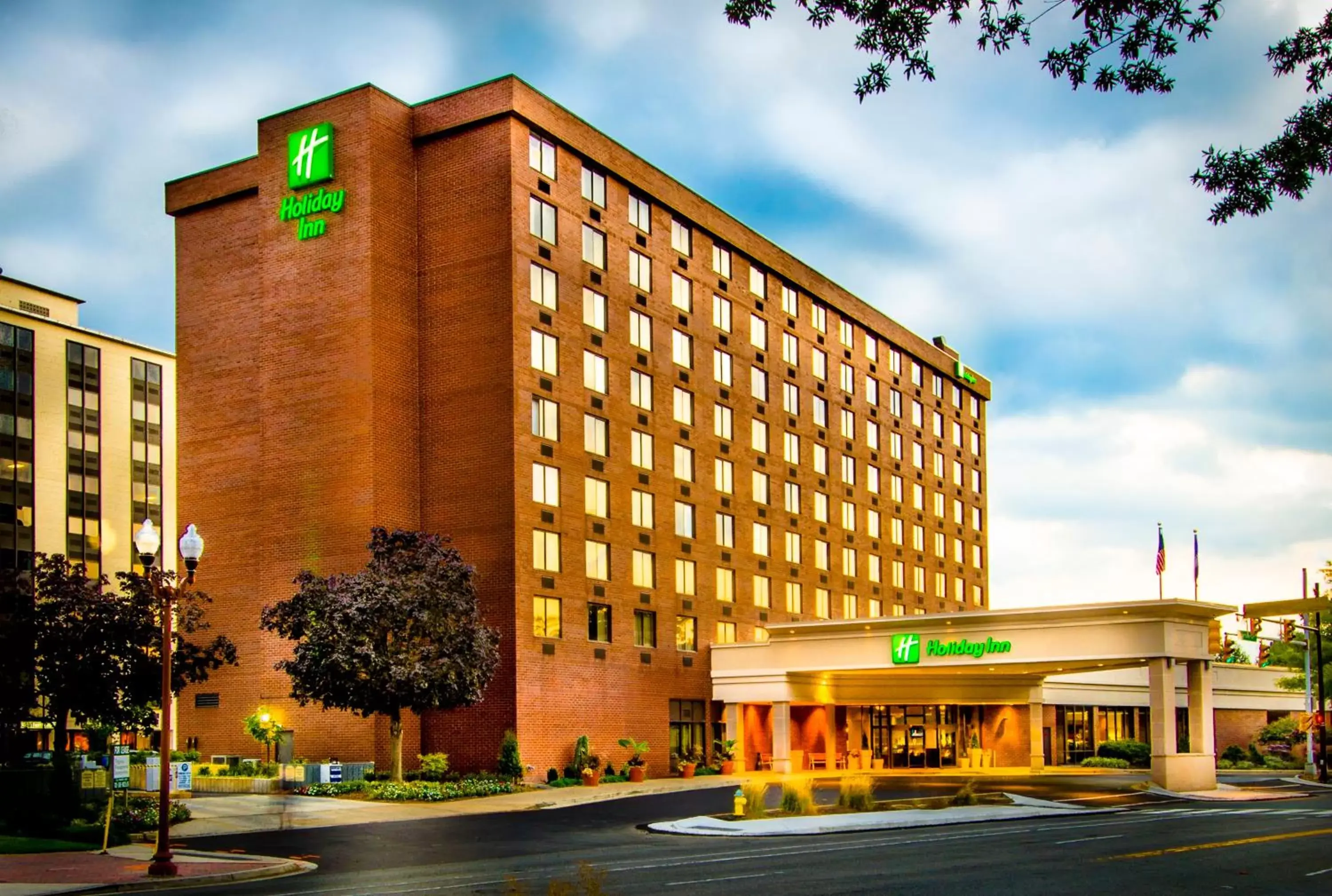 Property Building in Holiday Inn Arlington at Ballston, an IHG Hotel