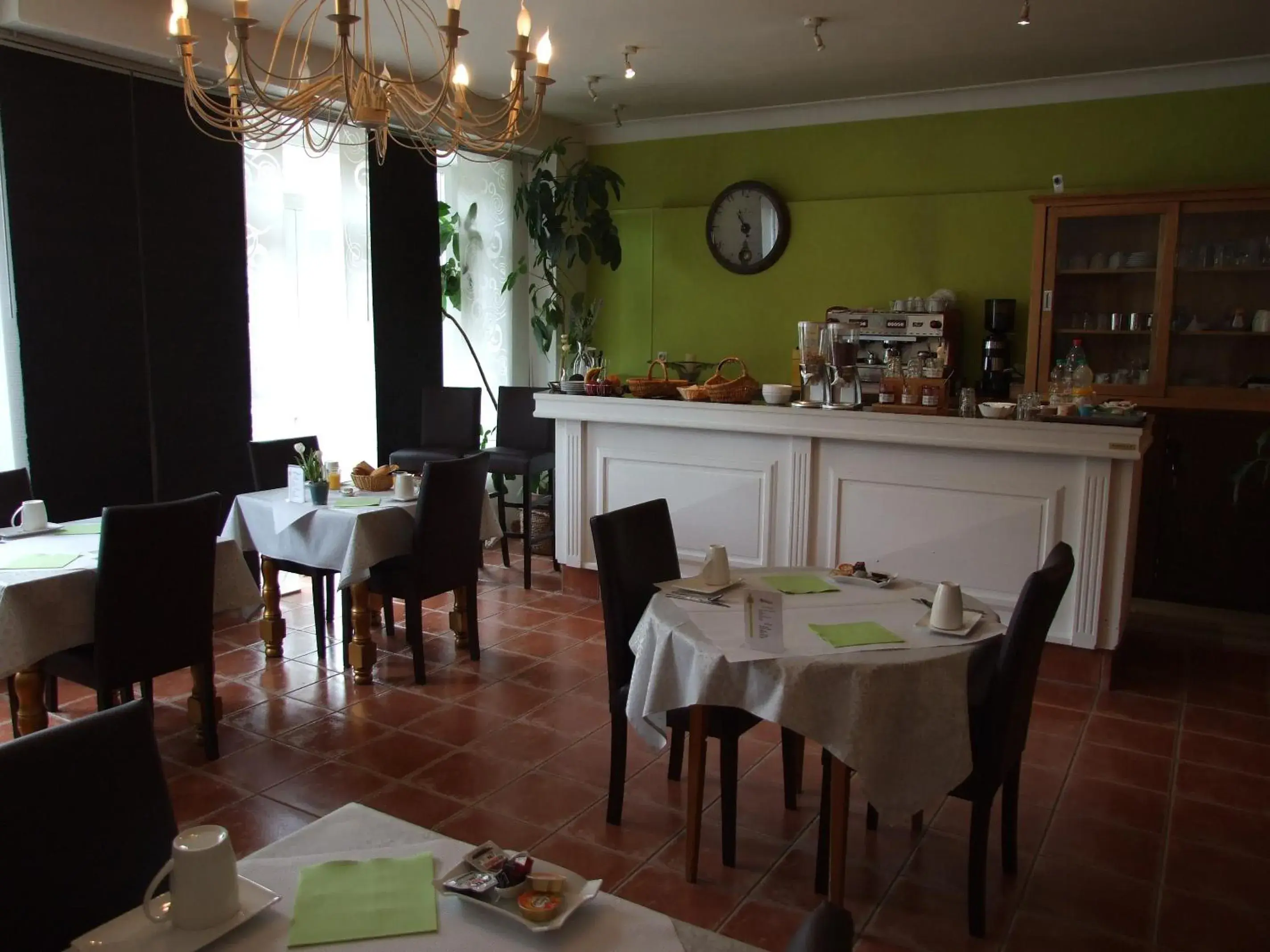 Area and facilities, Restaurant/Places to Eat in Logis Hotel L'Occitan