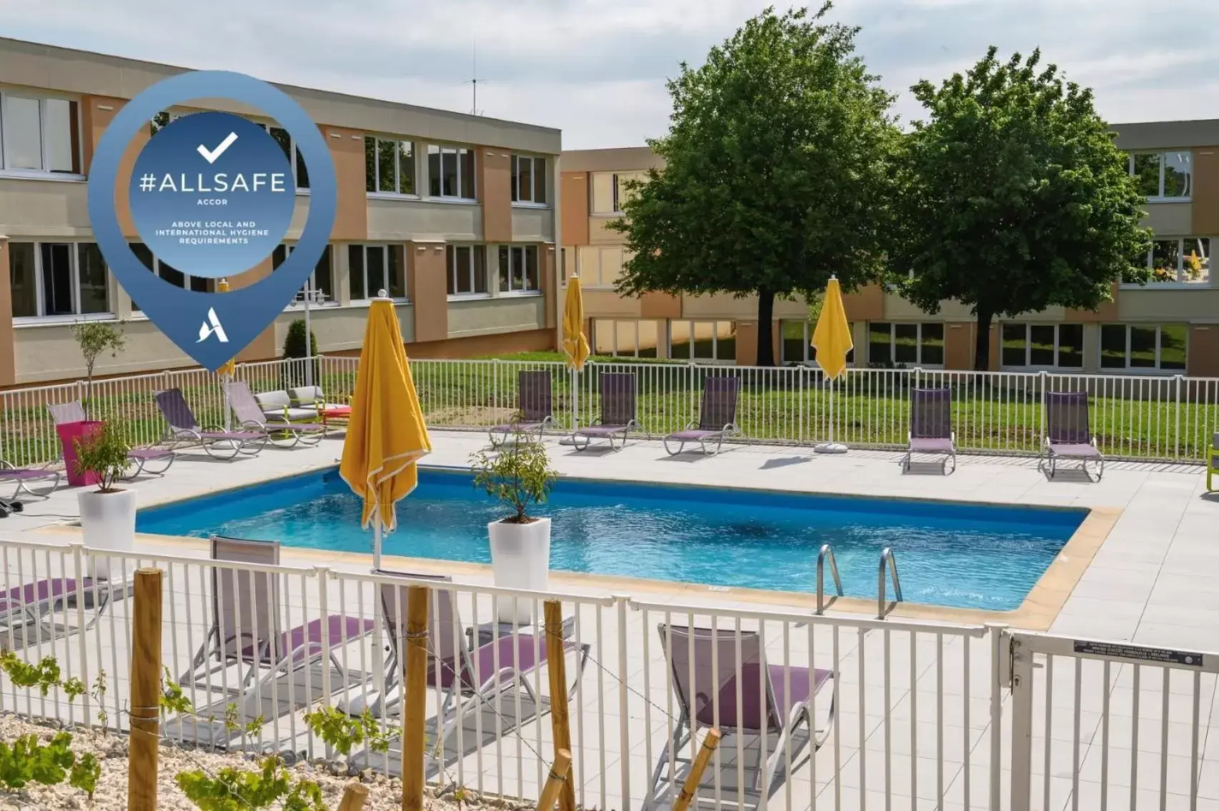 Swimming Pool in Novotel Dijon Sud