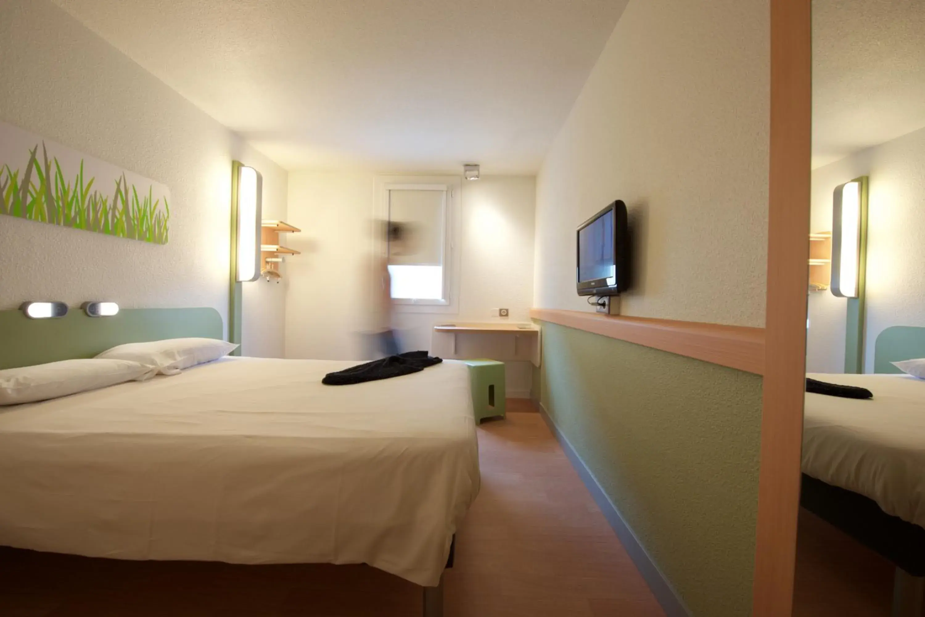 Photo of the whole room, Bed in ibis budget Pau Lescar